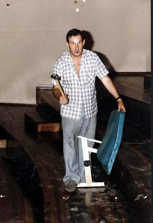 Antonio Cantador dugu 1991eko abuztuan lanean, anfiteatroko jatorrizko eta zurezko aulkiak aldatzeko lanetan