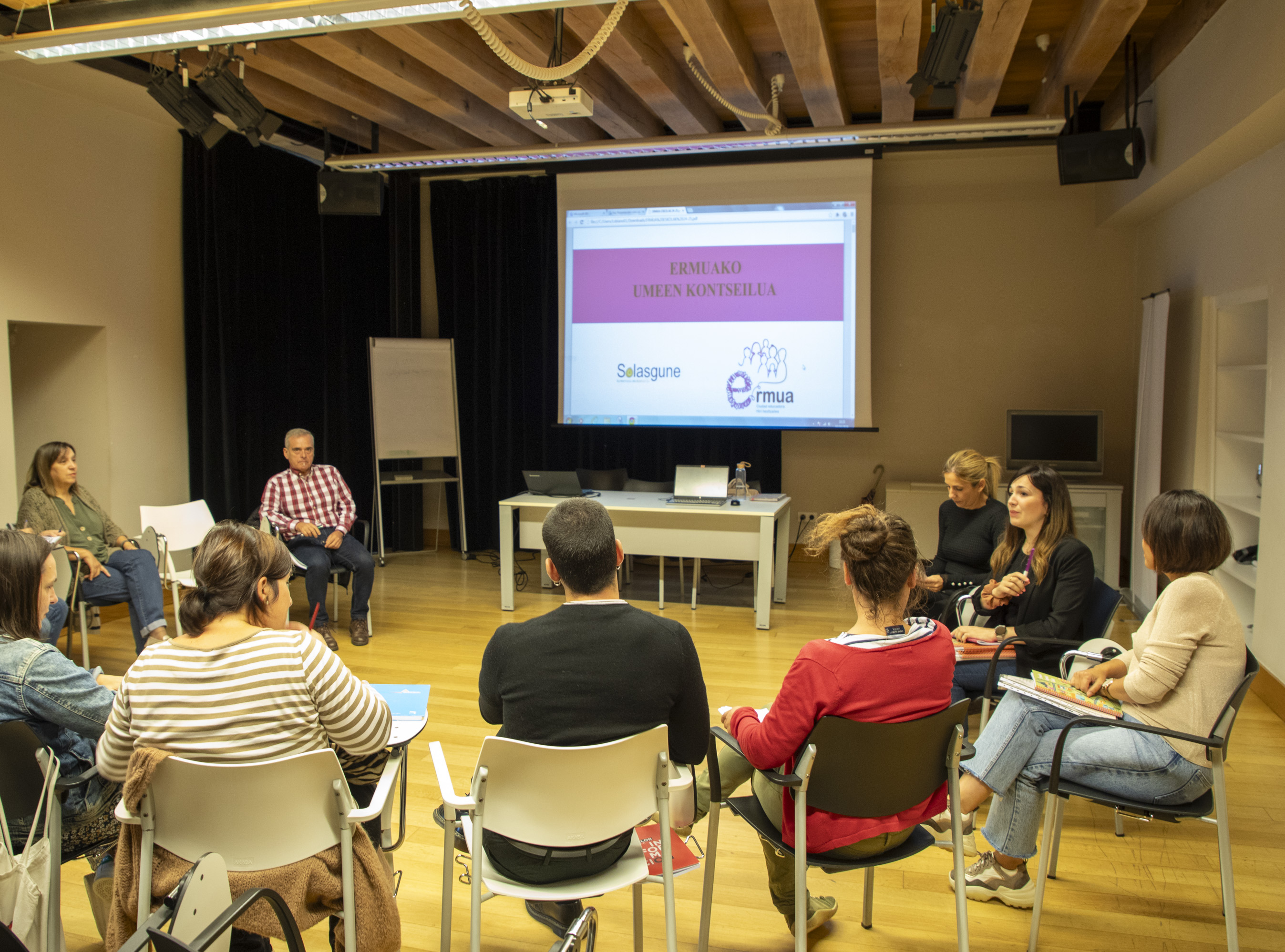Representantes de centros educativos, con Beatriz Gamiz, Solasgune y Ciudad Educadora | Herriko ikastetxeetako ordezkariak, Beatriz Gamiz, Solasgune eta Hiri Hezitzailea proiektuko teknikariak