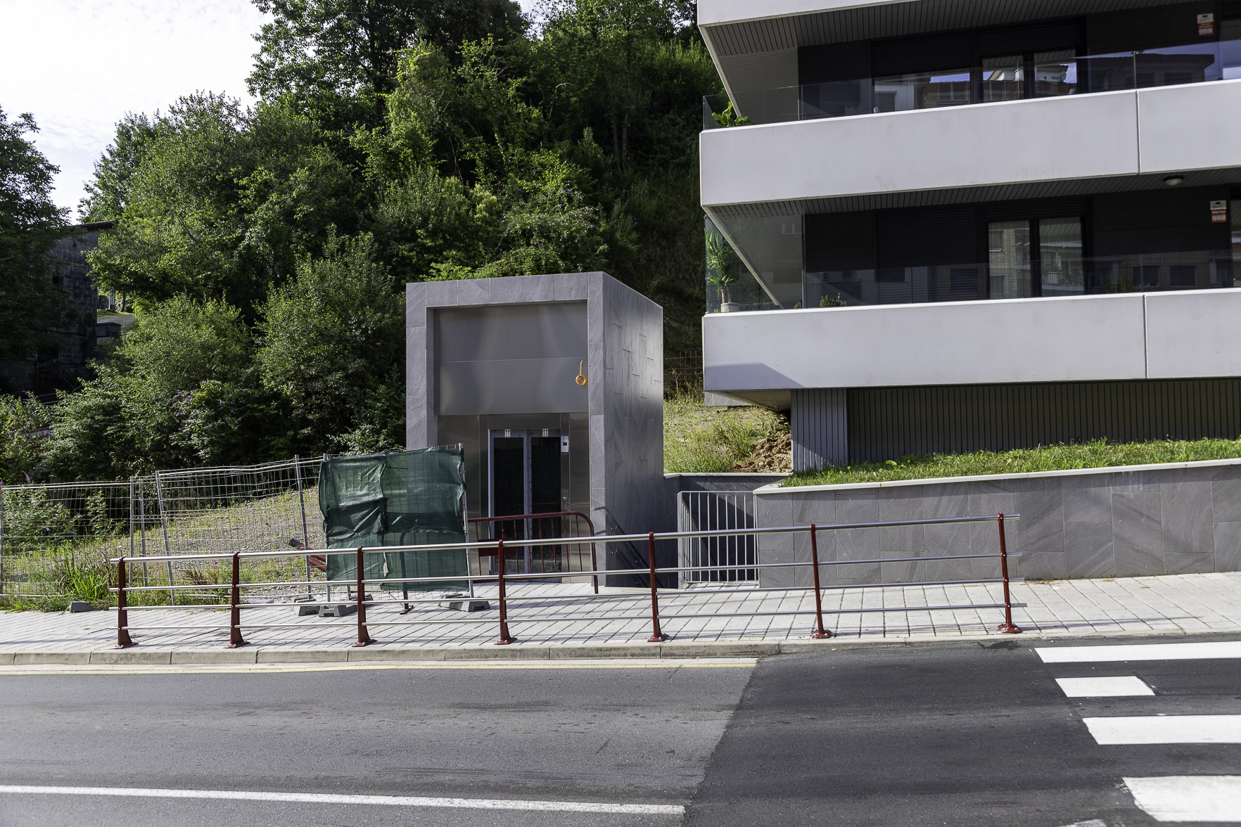 La imagen muestra el ascensor junto a las nuevas casas