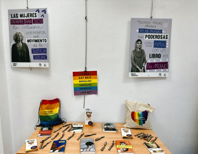 La foto muestra material diverso conmemorativo