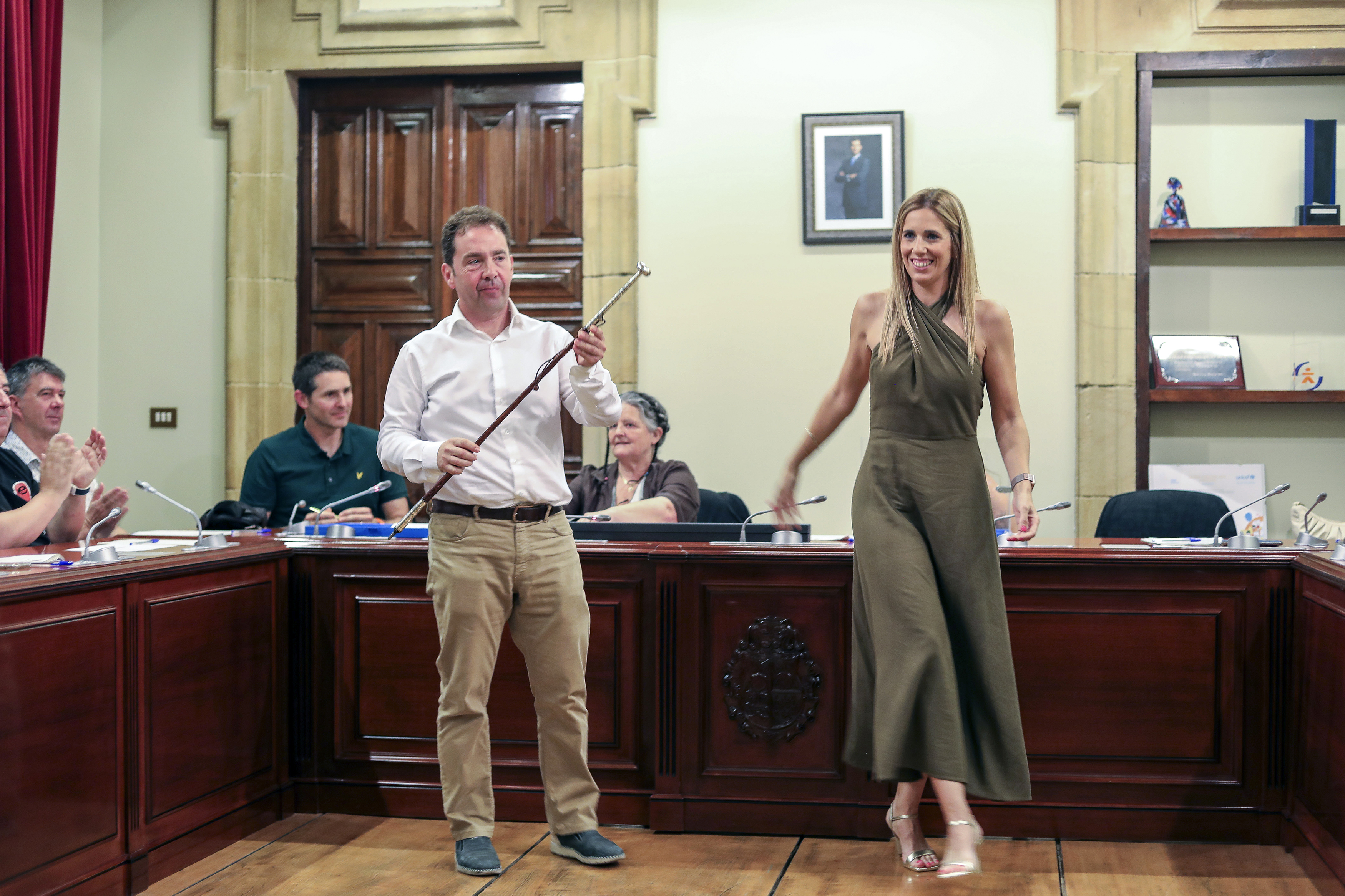 Juan Carlos Abascal tras recoger el símbolo de la autoridad