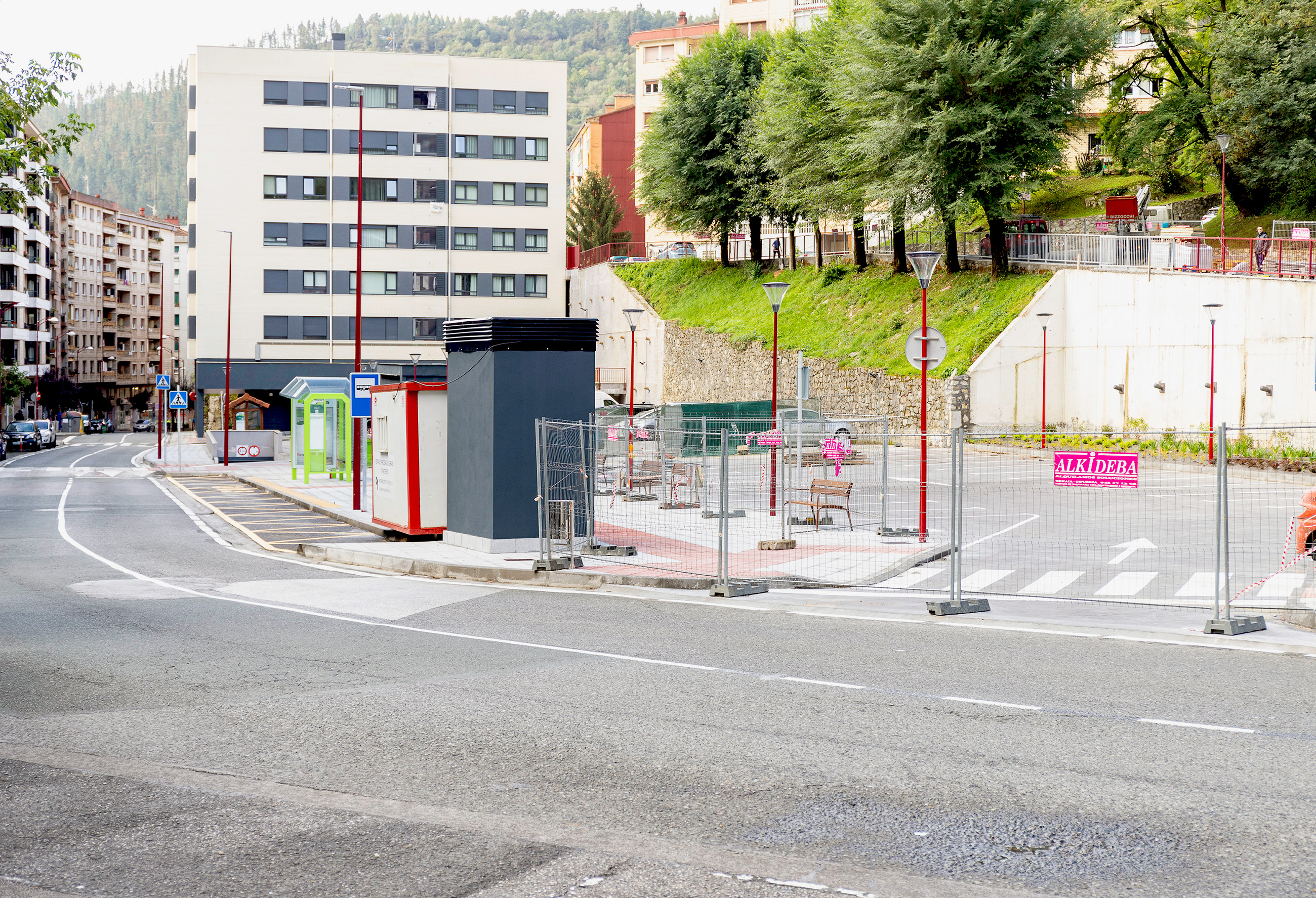 La imagen muestra la entrada al borde de la carretera