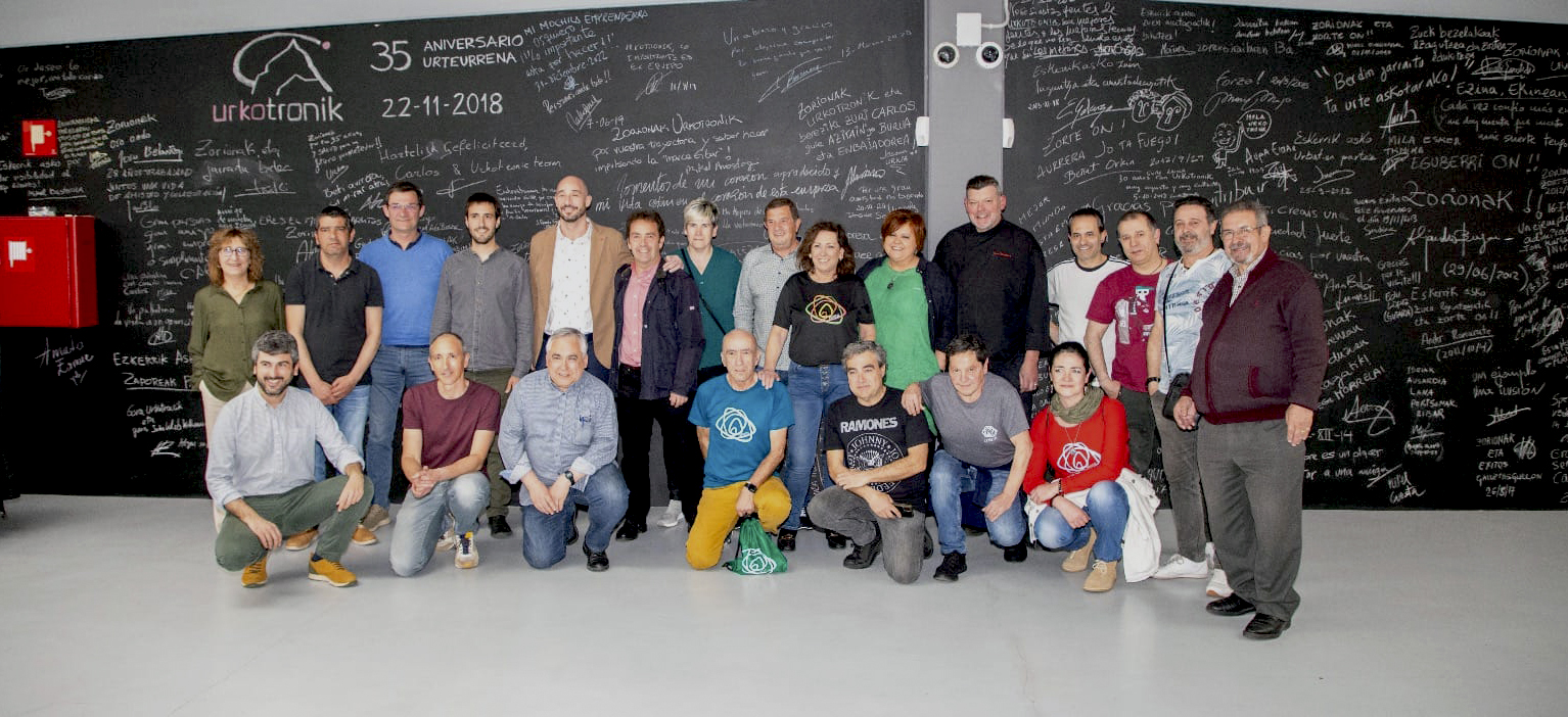 El grupo posa en las instalaciones de la empesa 'Urkotronik'