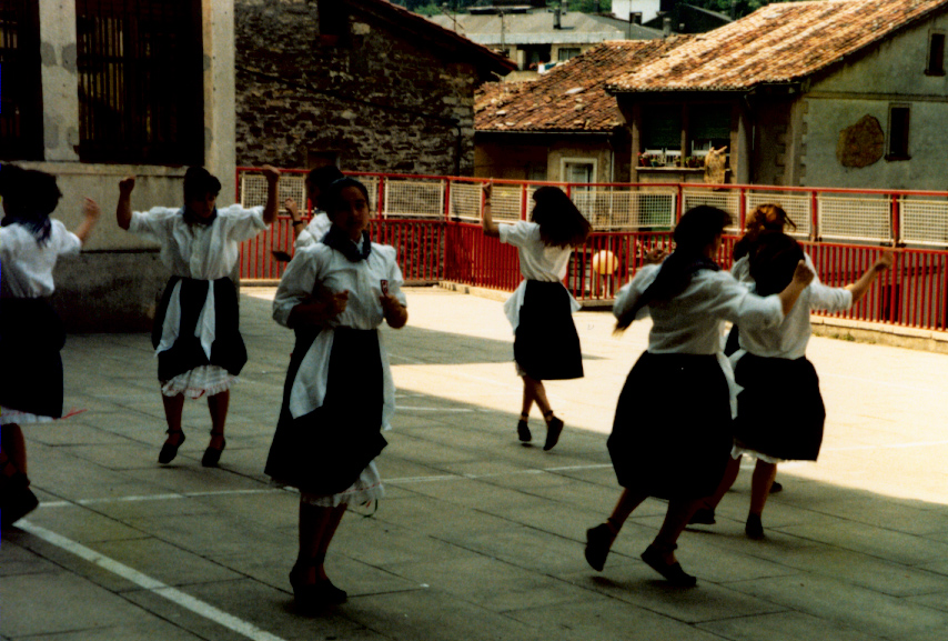 Actuación de Grupo Gure Ametza en la fiesta de fin de curso del Colegio Teresa Murga Actuación de Grupo Gure Ametza en la fiesta de fin de curso del Colegio Teresa Murga