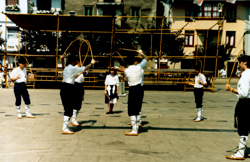 Actuación de Grupo Gure Ametza en la plaza Actuación de Grupo Gure Ametza en la plaza