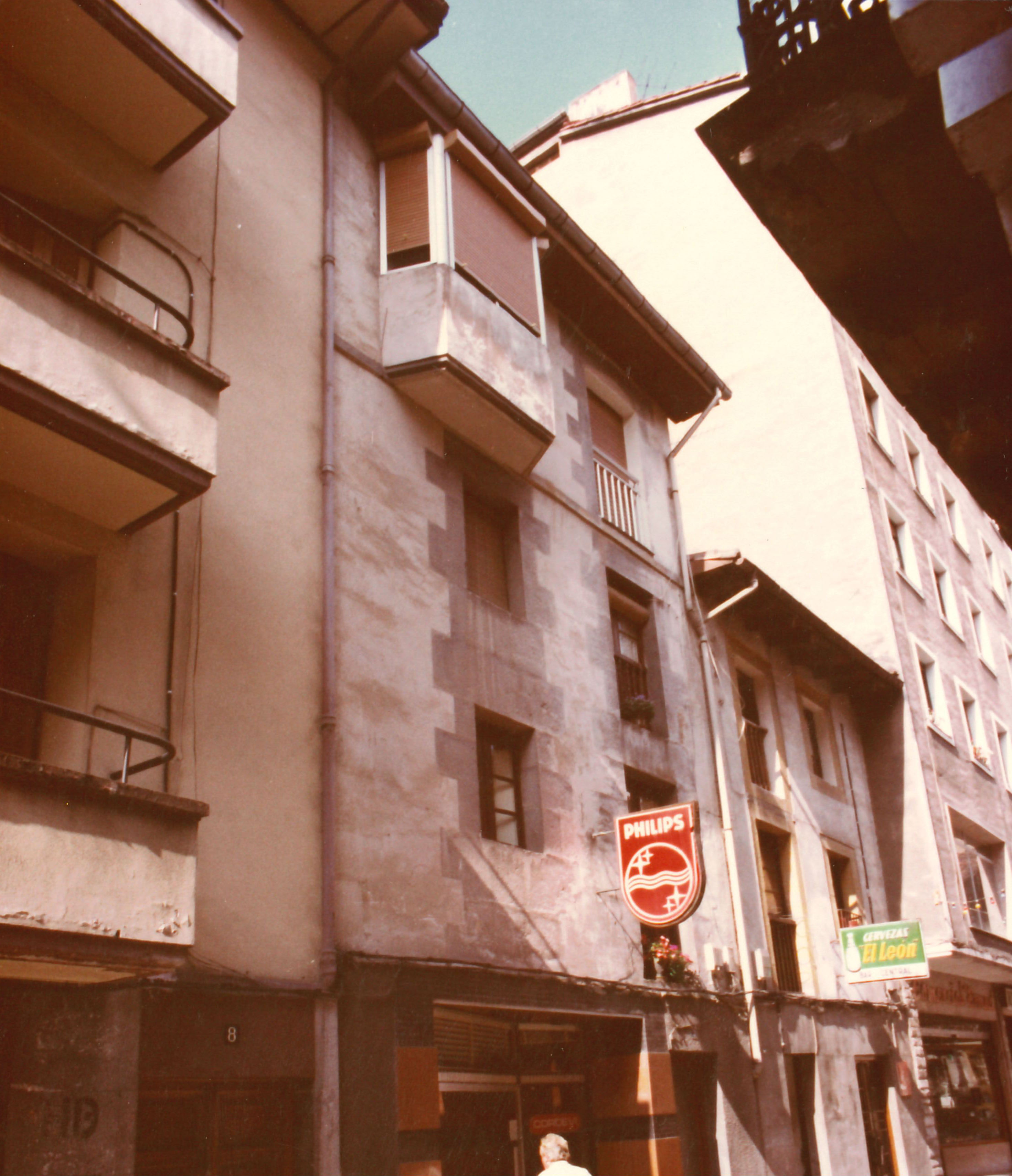 Comercios y viviendas en Erdikokale (antigua calle Artecalle). Eraikinak eta dendak Erdikokalen (antzinako Artekale kalean). Comercios y viviendas en Erdikokale (antigua calle Artecalle). Eraikinak eta dendak Erdikokalen (antzinako Artekale kalean).