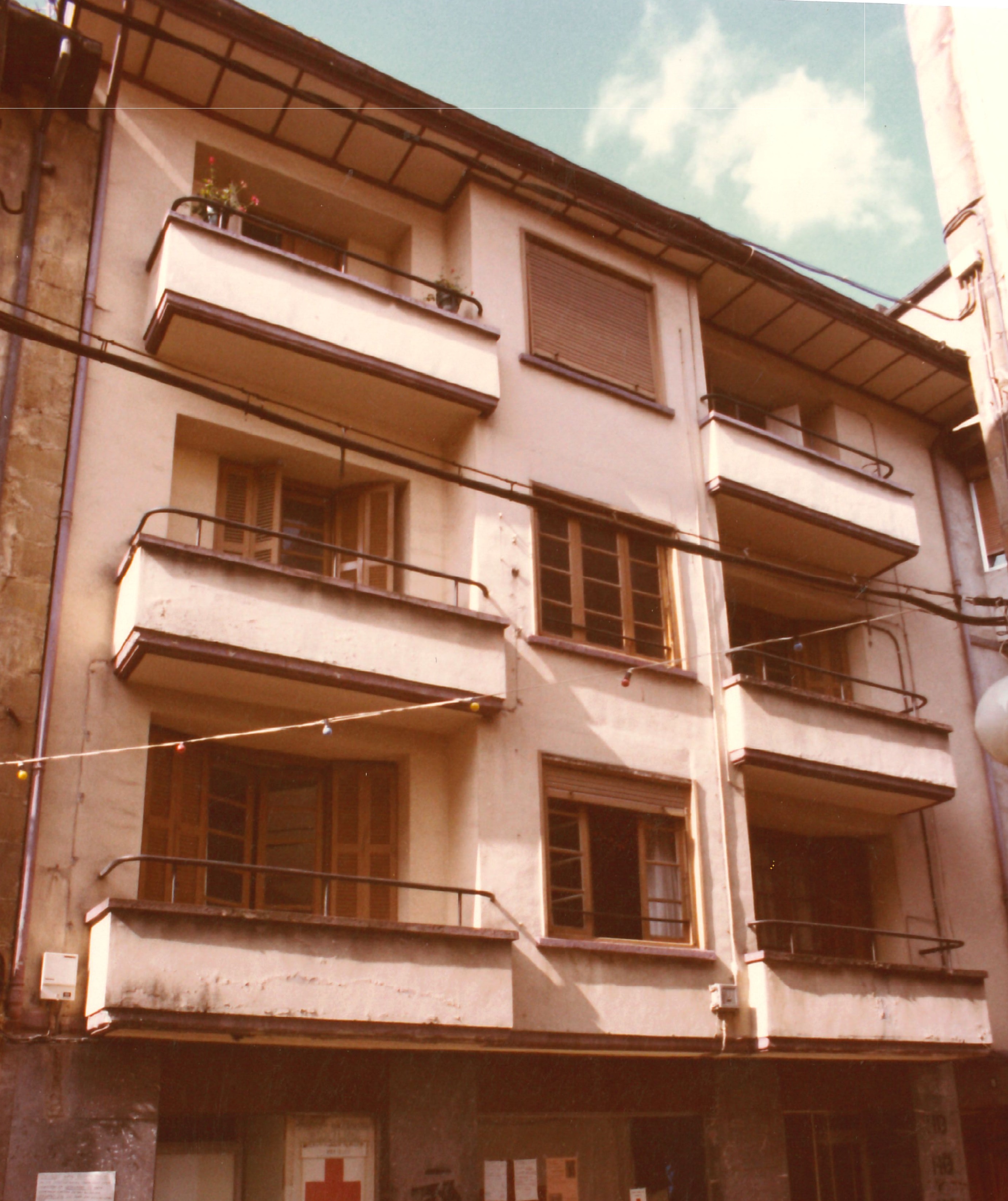 Dendabarrikoa (etxea) Erdikokale kalean (antzinako Artekale) 8. zk. Dendabarrikoa (casa) en la calle Erdikokale (antigua Artecalle) núm. 8. Dendabarrikoa (etxea) Erdikokale kalean (antzinako Artekale) 8. zk. Dendabarrikoa (casa) en la calle Erdikokale (antigua Artecalle) núm. 8.