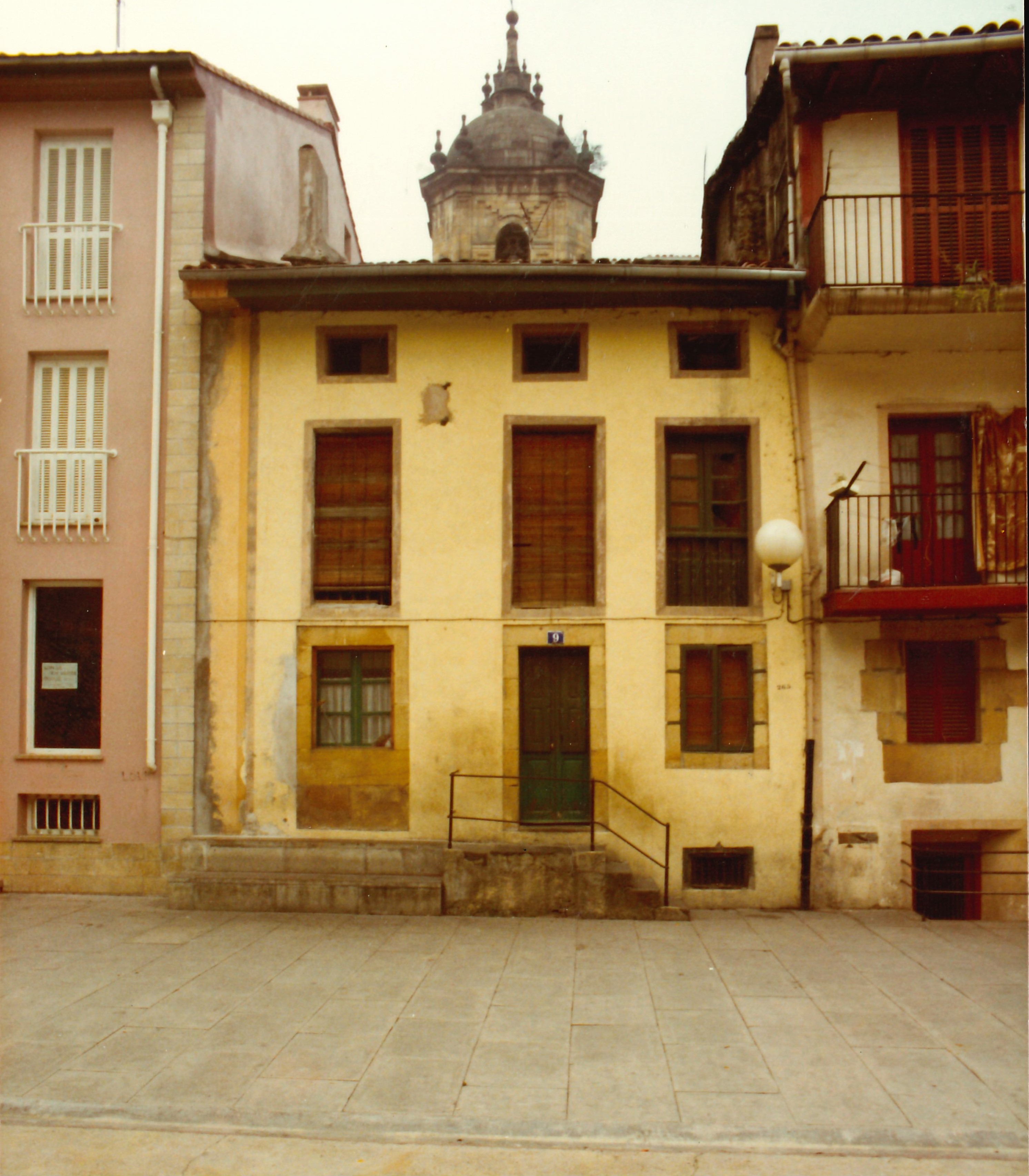 Edificio núm. 9 en Plaza Cardenal Orbe. 9. zk. eraikina Orbe Kardinal plazan. Edificio núm. 9 en Plaza Cardenal Orbe. 9. zk. eraikina Orbe Kardinal plazan.