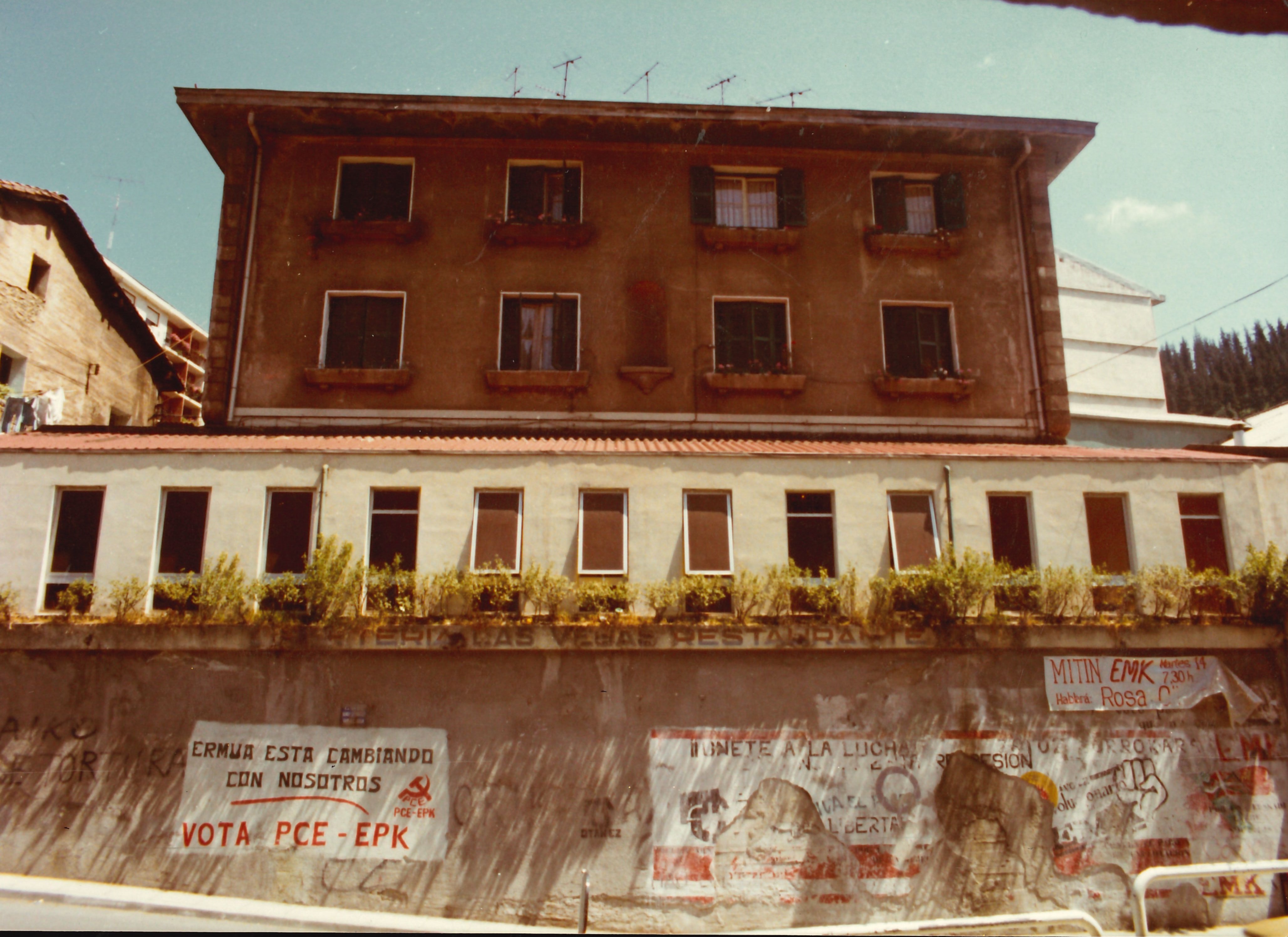 Edificio y muro en la calle Goienkale. Goienkale kalean murrua eta eraikina. Edificio y muro en la calle Goienkale. Goienkale kalean murrua eta eraikina.
