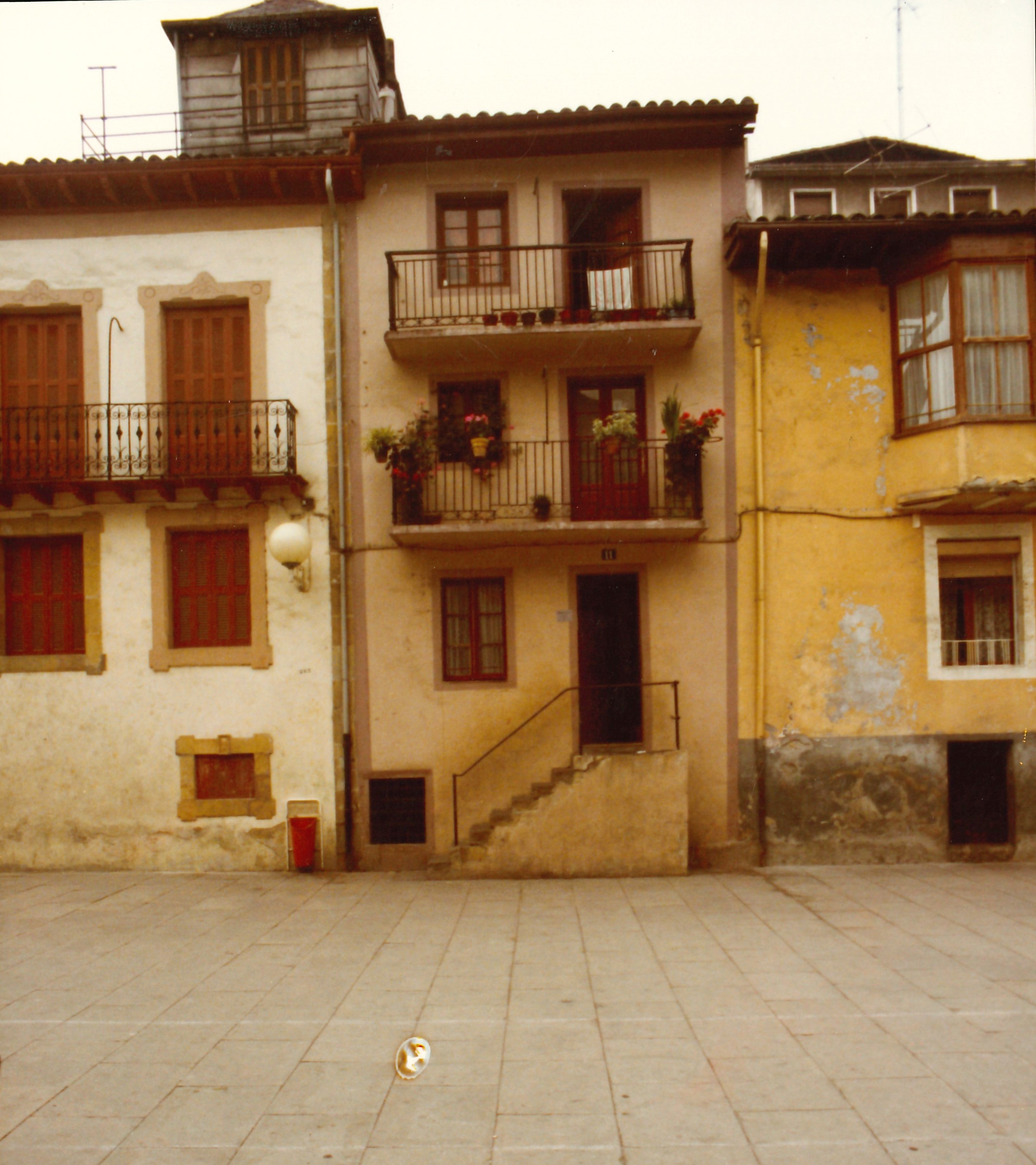 Edificios en Plaza Cardenal Orbe. Eraikinak Orbe Kardinal Plazan. Edificios en Plaza Cardenal Orbe. Eraikinak Orbe Kardinal Plazan.
