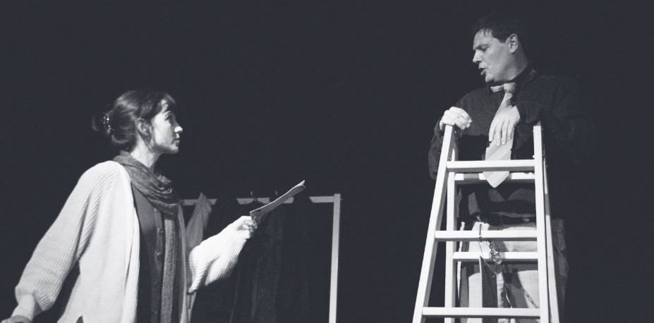 Fotograma de la obra teatral "El Apagón"
