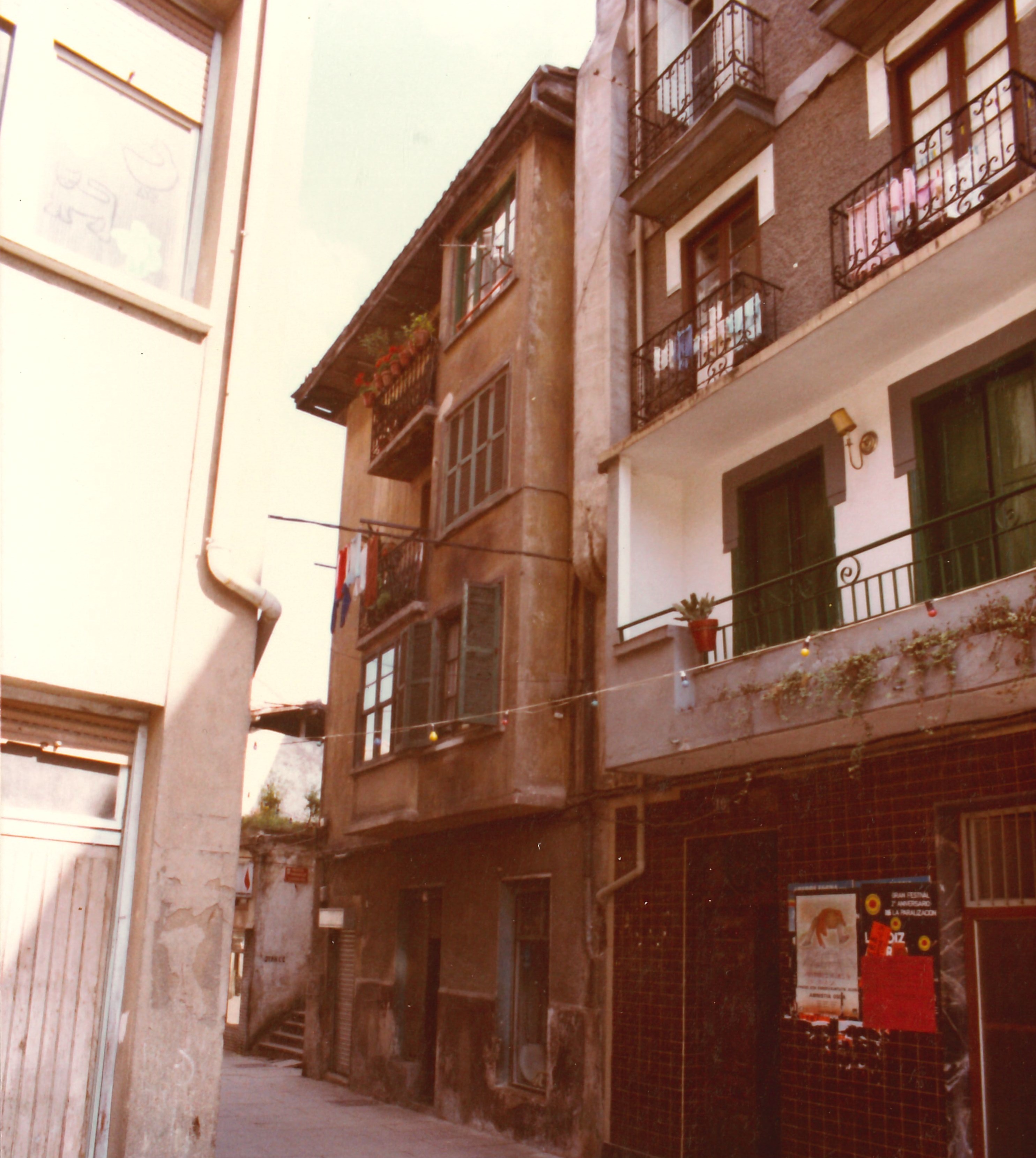 Elexoste en Erdikokale núm. 15 (antigua Artecalle). Elexoste Erdikokalen, 15. zk. (antzinako Artekale). Elexoste en Erdikokale núm. 15 (antigua Artecalle). Elexoste Erdikokalen, 15. zk. (antzinako Artekale).