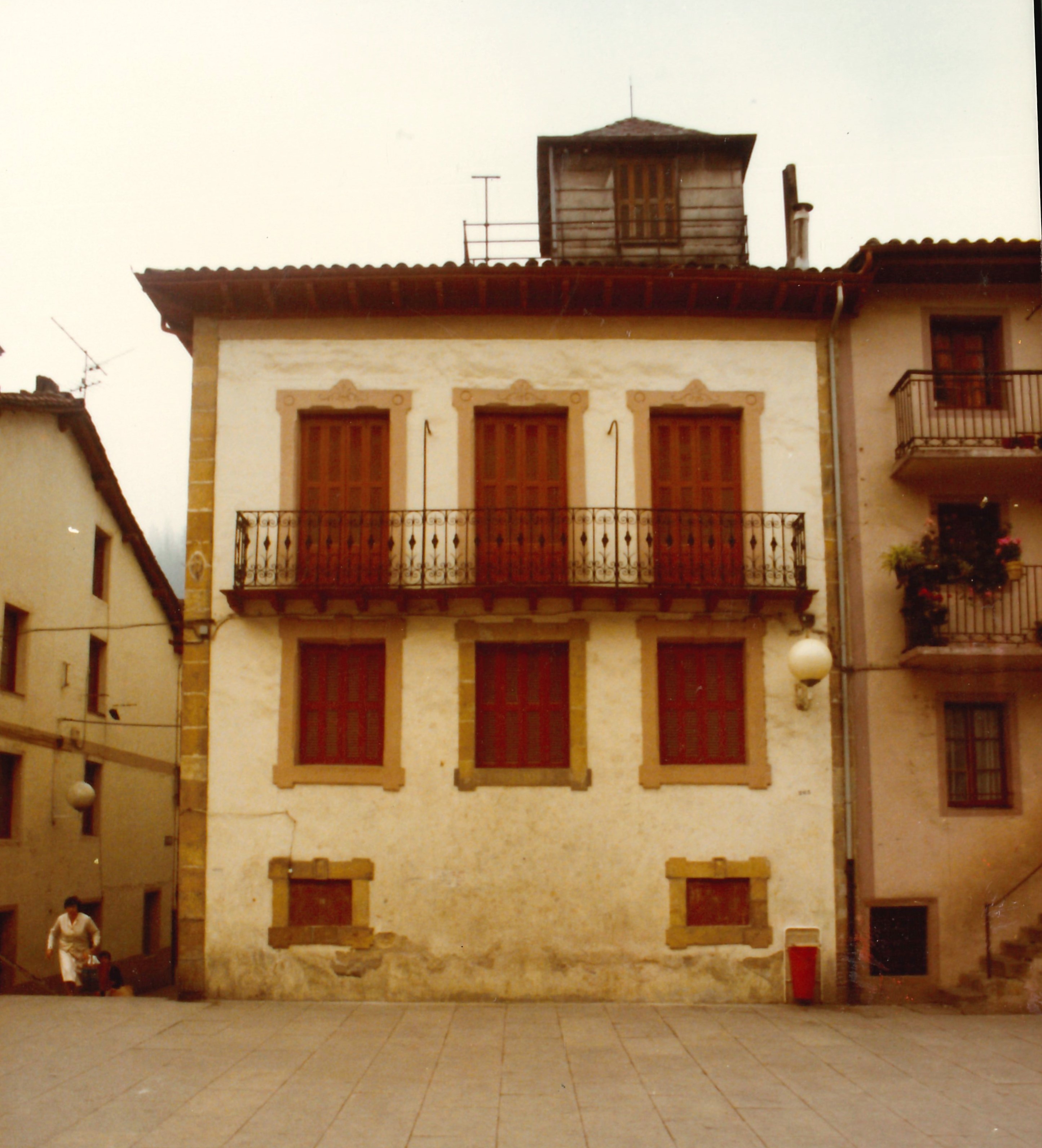 Erleta/Eskolanekoa en Erdikokale, conocida antiguamente como Artecalle/Artekale. Erleta/Eskolanekoa erdikokalen kokatuta, lehen Artecalle/Artekale bezala ezagutzen zen kalean. Erleta/Eskolanekoa en Erdikokale, conocida antiguamente como Artecalle/Artekale. Erleta/Eskolanekoa erdikokalen kokatuta, lehen Artecalle/Artekale bezala ezagutzen zen kalean.