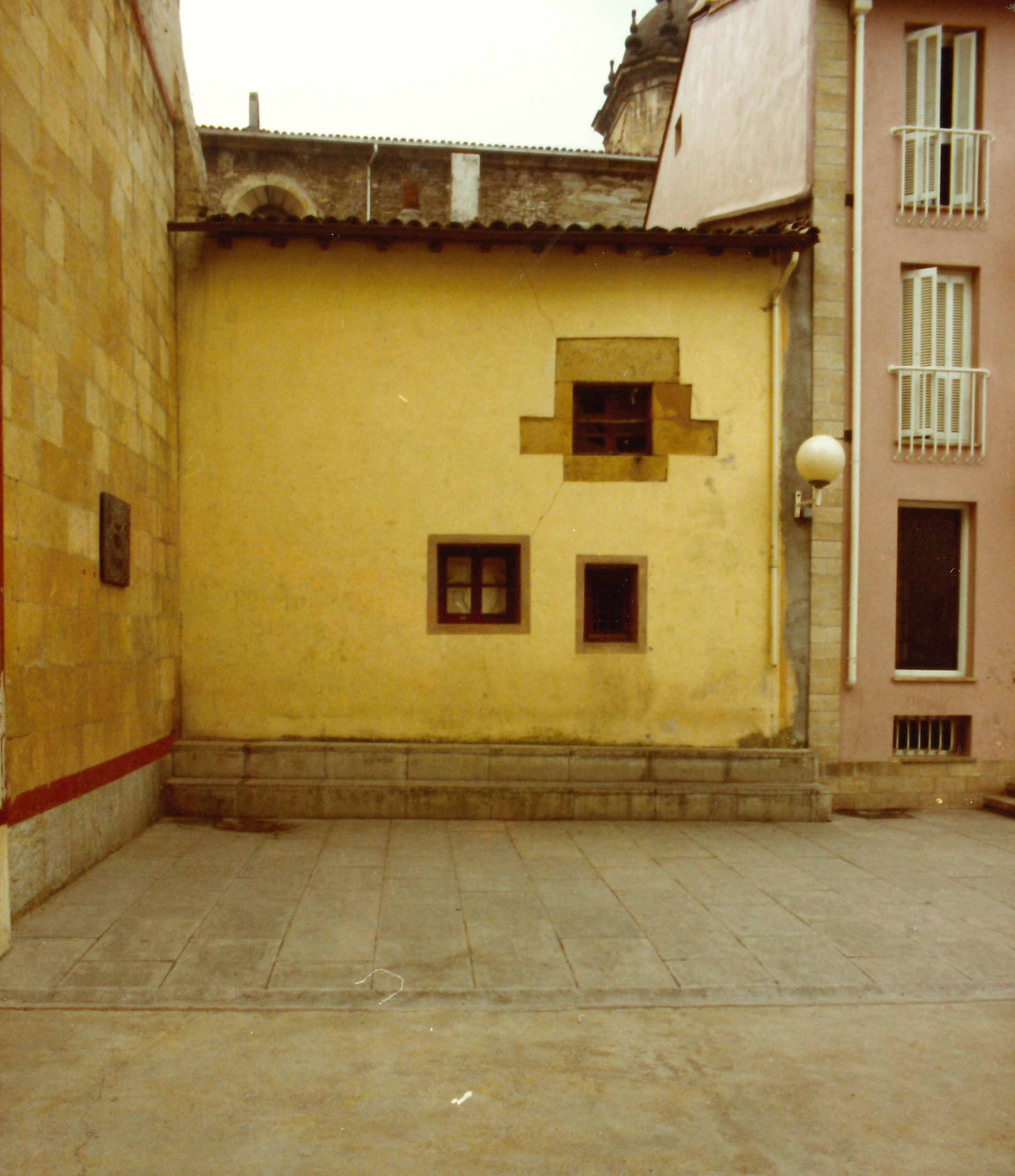 Frontón en la Plaza Cardenal Orbe. Frontoia Orbe Kardinal Plazan. Frontón en la Plaza Cardenal Orbe. Frontoia Orbe Kardinal Plazan.
