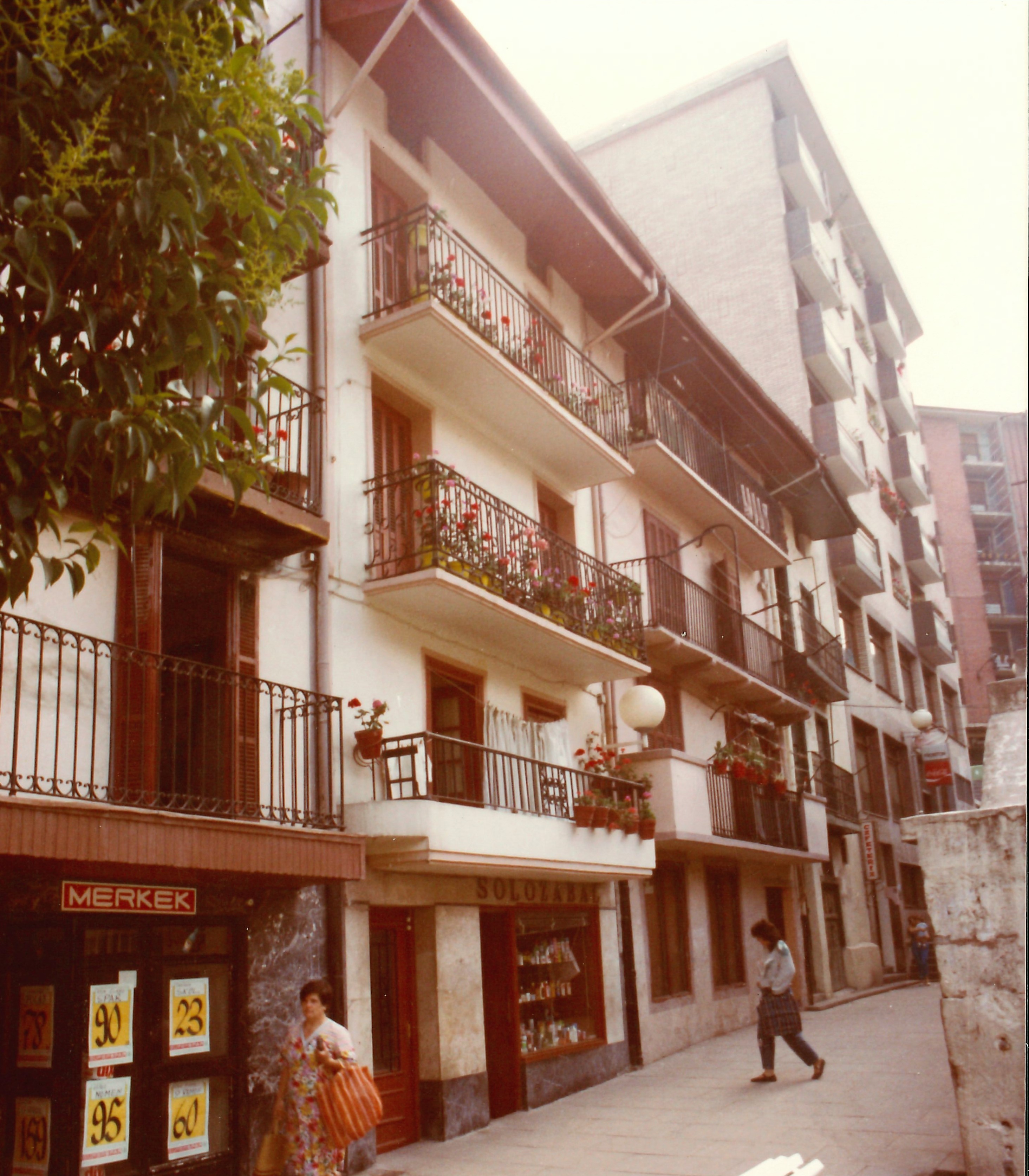 Goienkale 6. zk (gaur egungo Orbe Kardinal Plaza) Portale, Kalekoa eta Arribakoa etxeak. Goienkale núm. 6 (actualmente Plaza Cardenal Orbe) casas Portale, Kalekoa y Arribakoa. Goienkale 6. zk (gaur egungo Orbe Kardinal Plaza) Portale, Kalekoa eta Arribakoa etxeak. Goienkale núm. 6 (actualmente Plaza Cardenal Orbe) casas Portale, Kalekoa y Arribakoa.