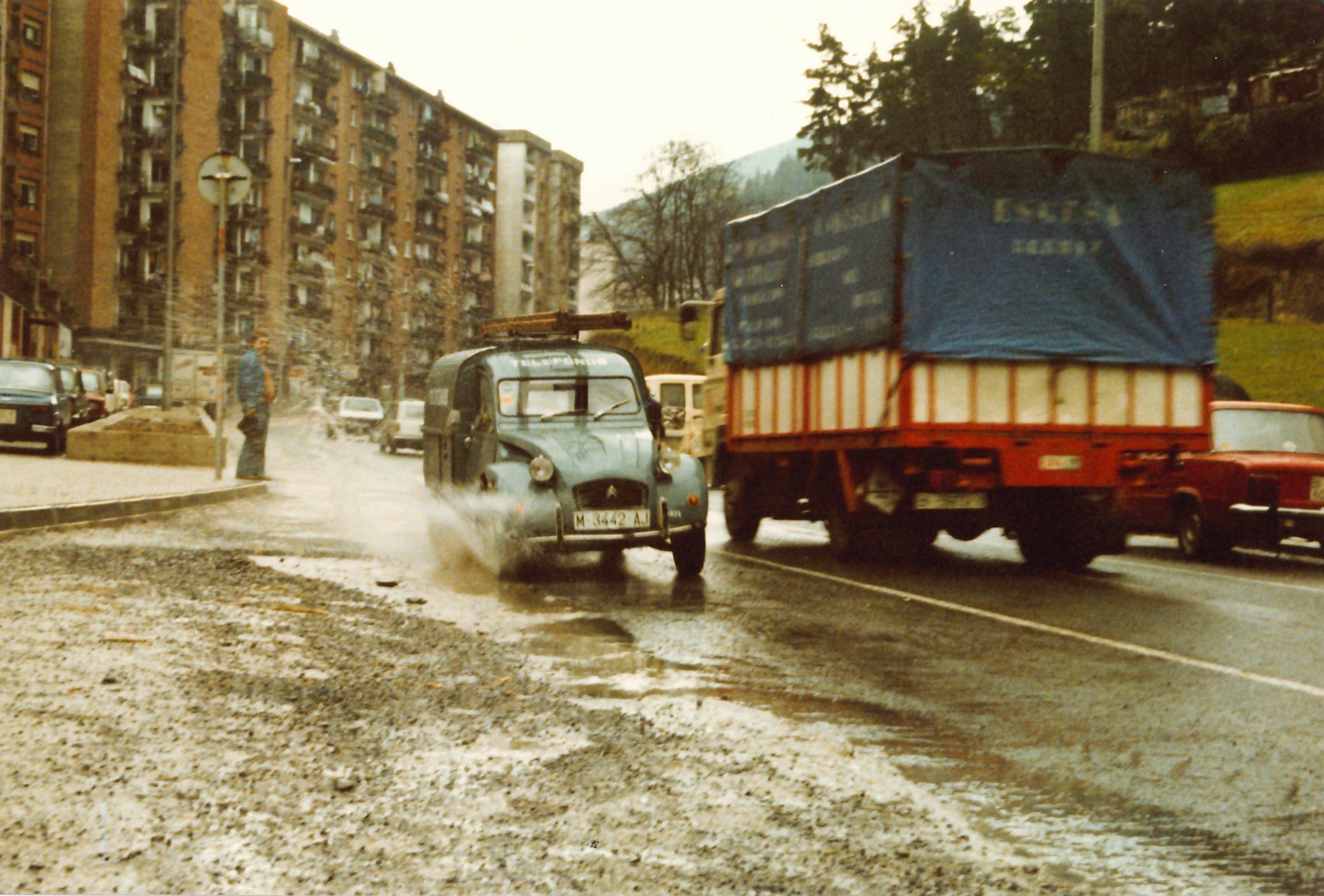 Inundaciones en 1983 Ermua, Avenida Gipuzkoa. Uholdeak Ermuan 1983.urtean, Gipuzkoa Etorbidea. Inundaciones en 1983 Ermua, Avenida Gipuzkoa. Uholdeak Ermuan 1983.urtean, Gipuzkoa Etorbidea.