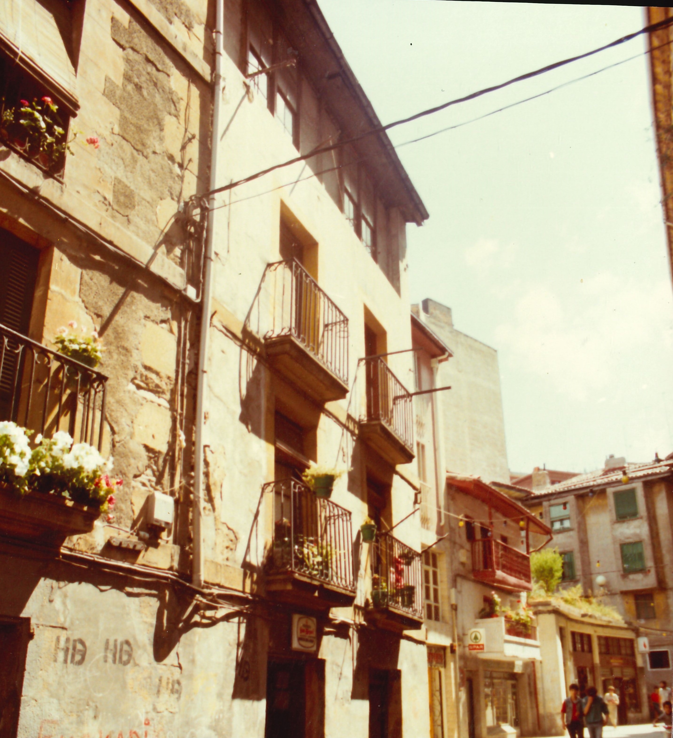 Izelaieta kalea (Irulieta auzoan, gerrostean General Mola kalea). Calle Izelaieta (en el barrio de Irulieta, en la posguerra calle General Mola). Izelaieta kalea (Irulieta auzoan, gerrostean General Mola kalea). Calle Izelaieta (en el barrio de Irulieta, en la posguerra calle General Mola).