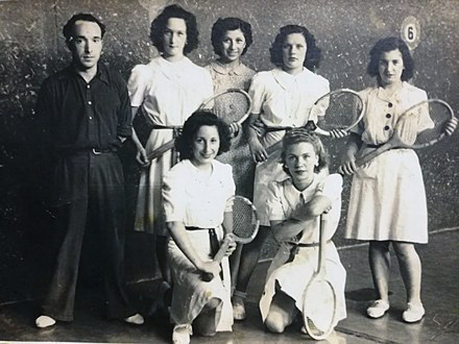 Maite_Gorrotxategi,_Sabadell_frontoian_erreketista_lagunekin._1941 Maite_Gorrotxategi,_Sabadell_frontoian_erreketista_lagunekin._1941