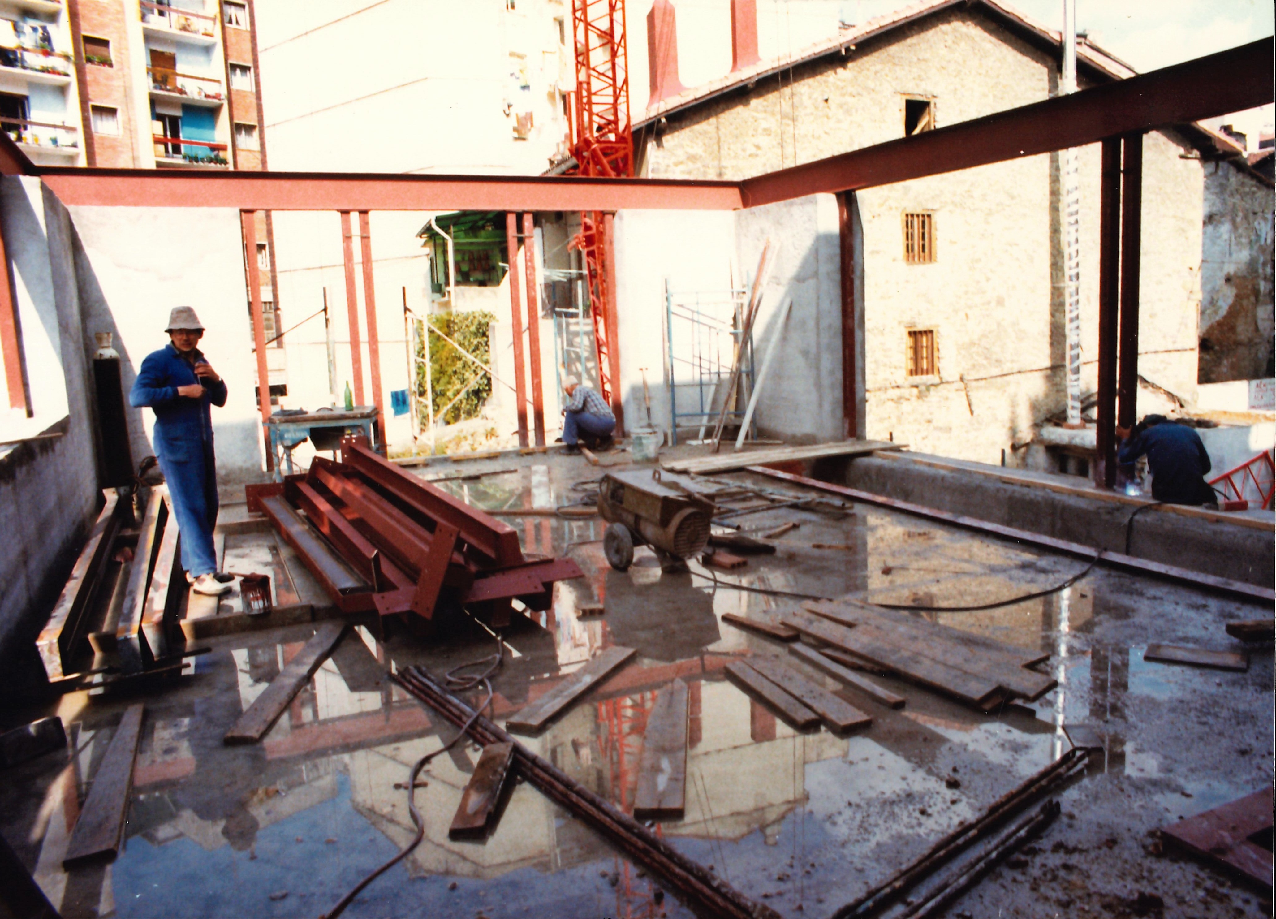 Obras de la biblioteca en el Palacio Marqués de Valdespina (parte superior). Liburutegiko obrak Baldespina Markesa jauregian (goiko aldea). Obras de la biblioteca en el Palacio Marqués de Valdespina (parte superior). Liburutegiko obrak Baldespina Markesa jauregian (goiko aldea).