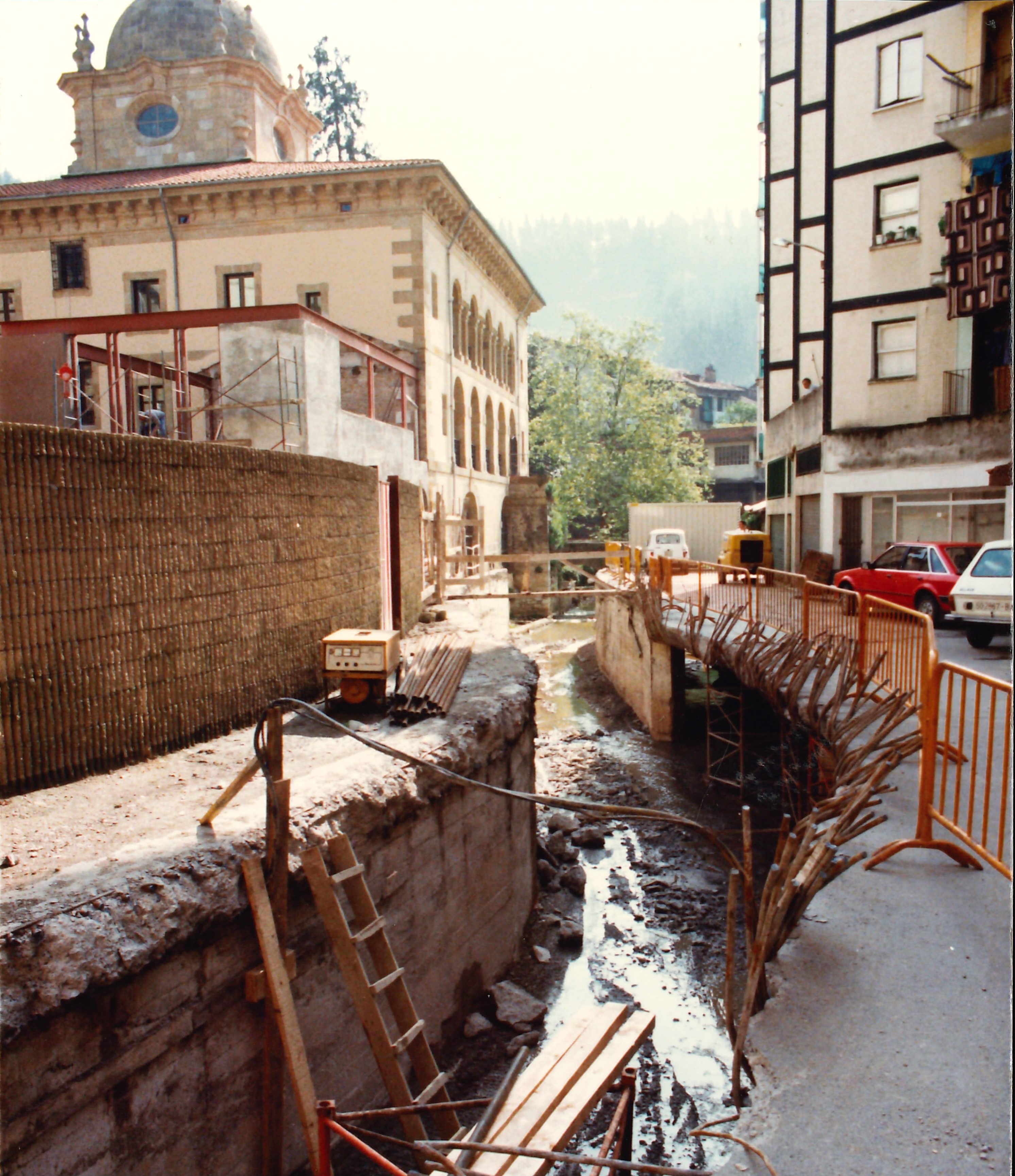 Obras de la biblioteca en el Palacio Marqués de Valdespina (vista lateral). Liburutegiko obrak Baldespina Markesa jauregian (aldeko bista). Obras de la biblioteca en el Palacio Marqués de Valdespina (vista lateral). Liburutegiko obrak Baldespina Markesa jauregian (aldeko bista).