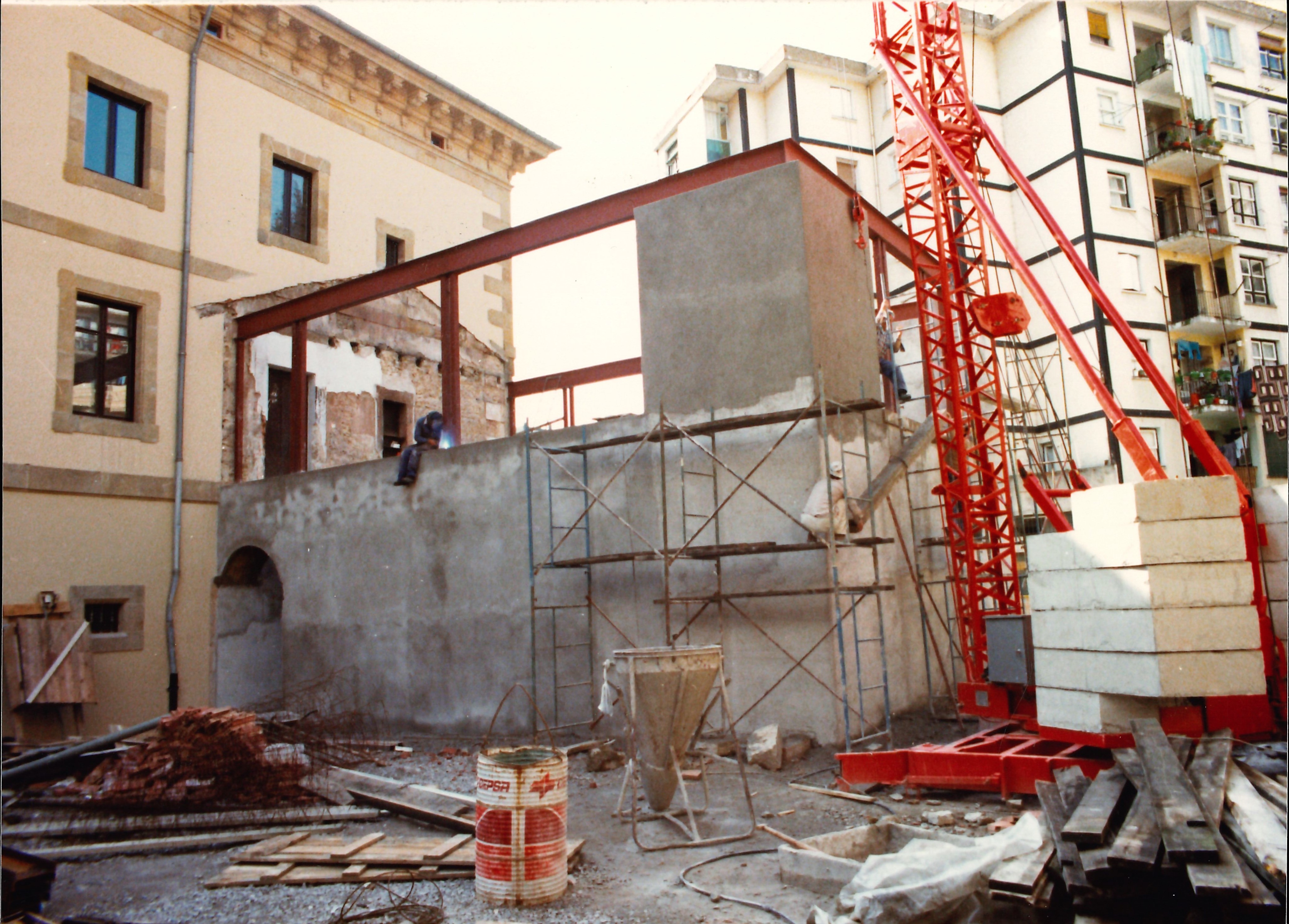 Obras de la biblioteca en el Palacio Marqués de Valdespina (vista trasera). Liburutegiko obrak Baldespina Markesa jauregian (atzeko aldea). Obras de la biblioteca en el Palacio Marqués de Valdespina (vista trasera). Liburutegiko obrak Baldespina Markesa jauregian (atzeko aldea).