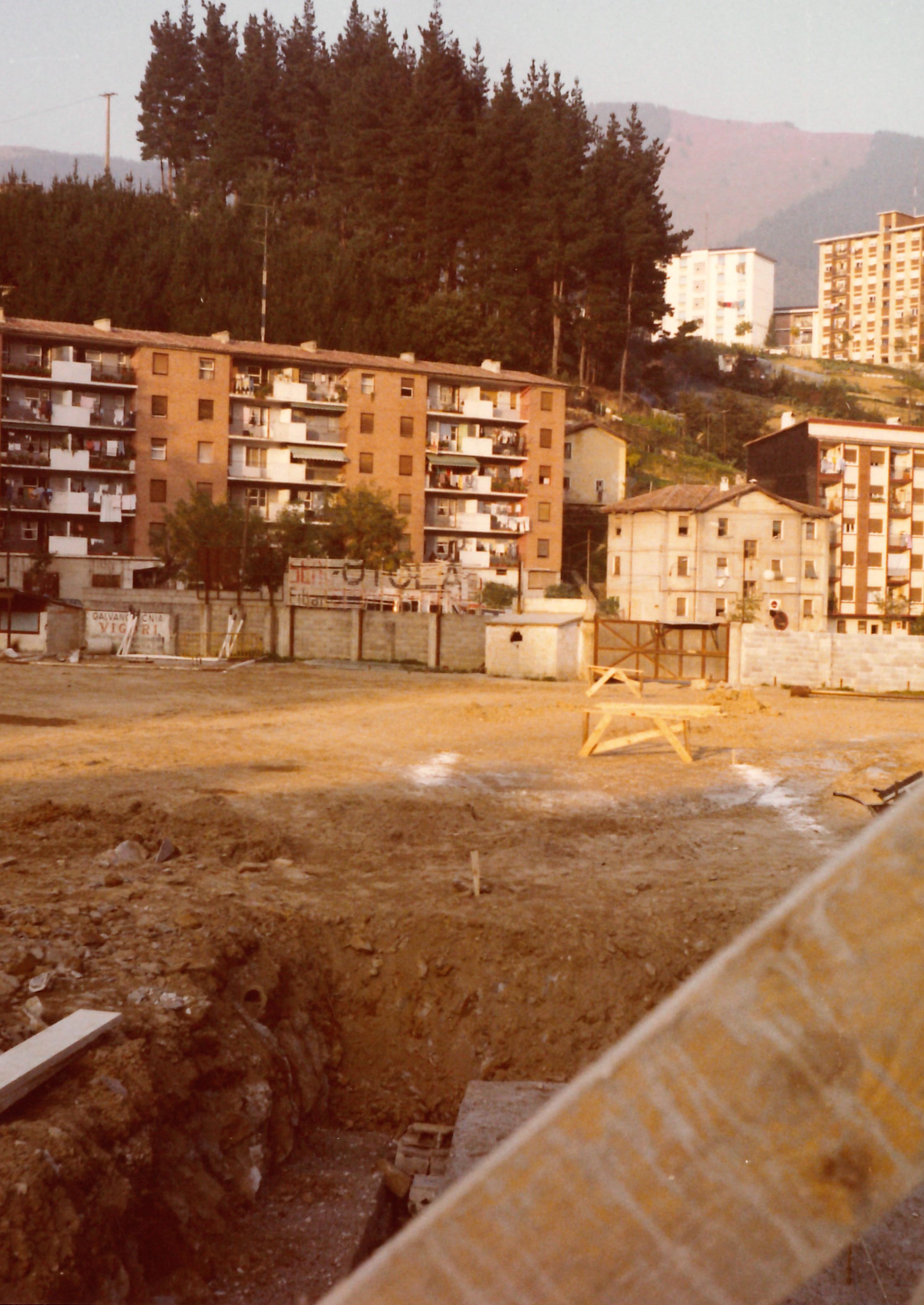 Obras en el campo de fútbol. Obrak futbol-zelaian Obras en el campo de fútbol. Obrak futbol-zelaian