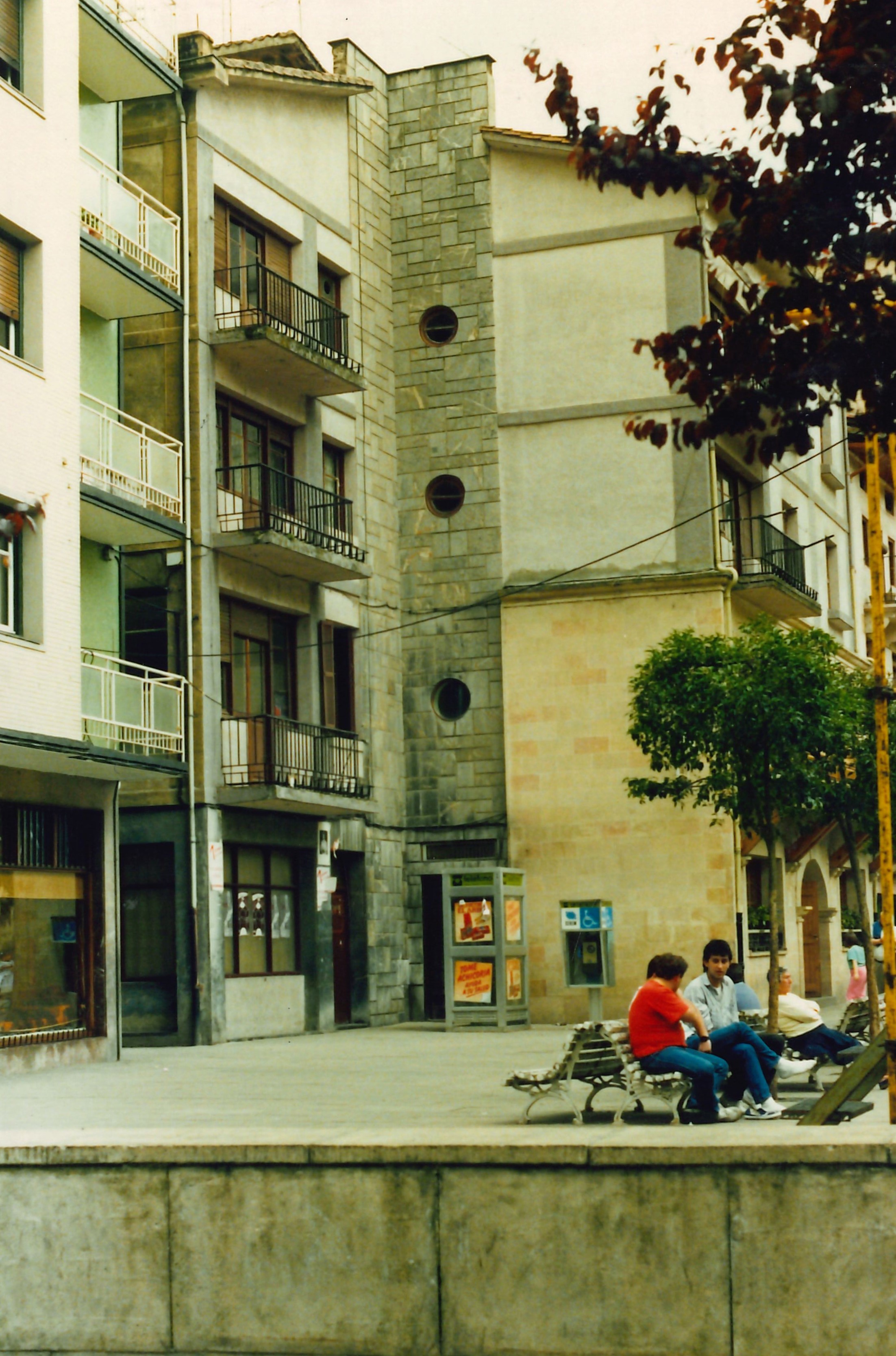 Plaza de Ermua. Ermuko enparantza. Vista lateral del Hogar del Jubilado/a. Jubilatuen Etxea zegoen eraikinaren aldeko ikuspegia. Plaza de Ermua. Ermuko enparantza. Vista lateral del Hogar del Jubilado/a. Jubilatuen Etxea zegoen eraikinaren aldeko ikuspegia.