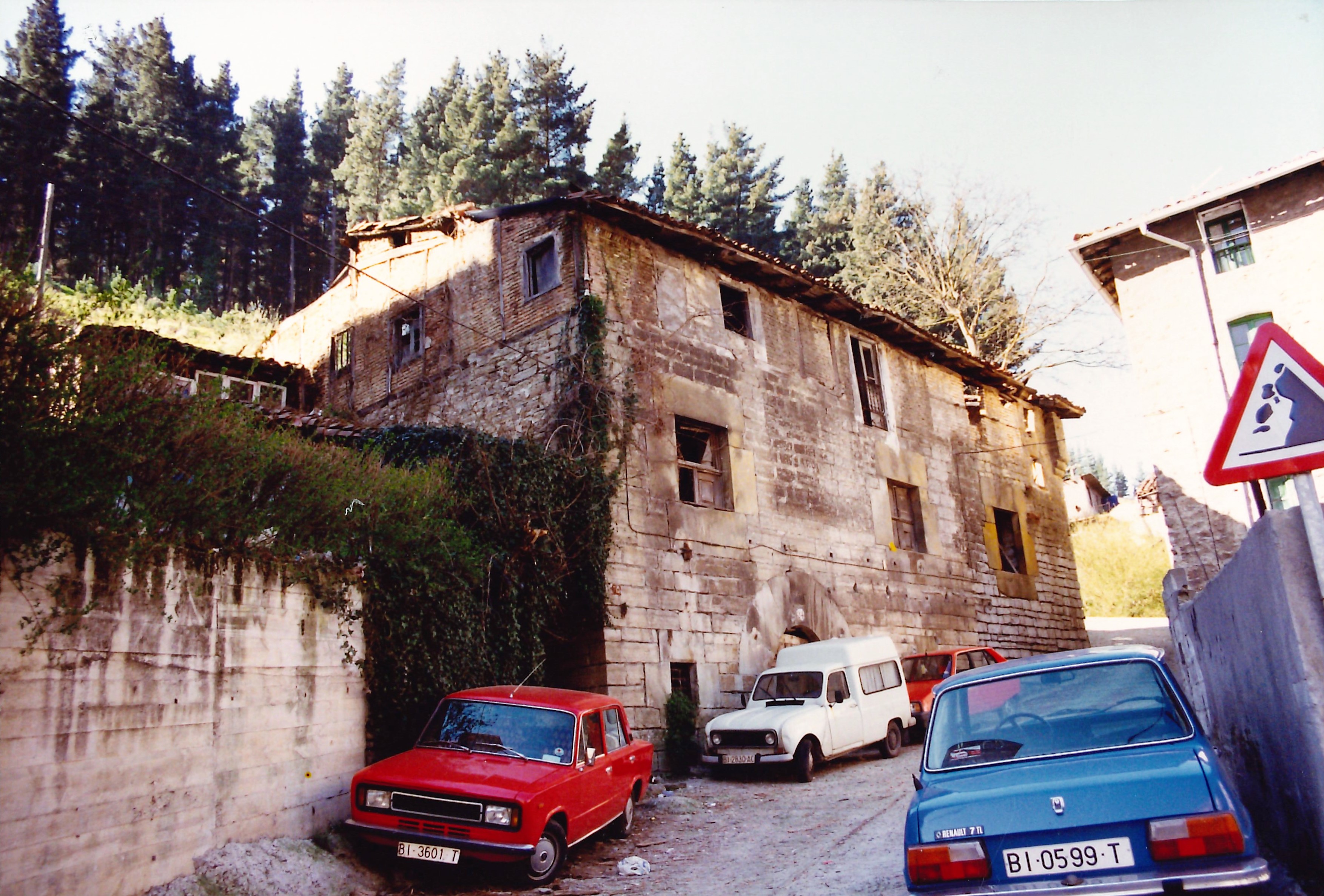 Torreta fachada lateral izquierda (en el barrio Kaltxango). Torretako ezker aldeko fatxada (Kaltxango auzoan). Torreta fachada lateral izquierda (en el barrio Kaltxango). Torretako ezker aldeko fatxada (Kaltxango auzoan).