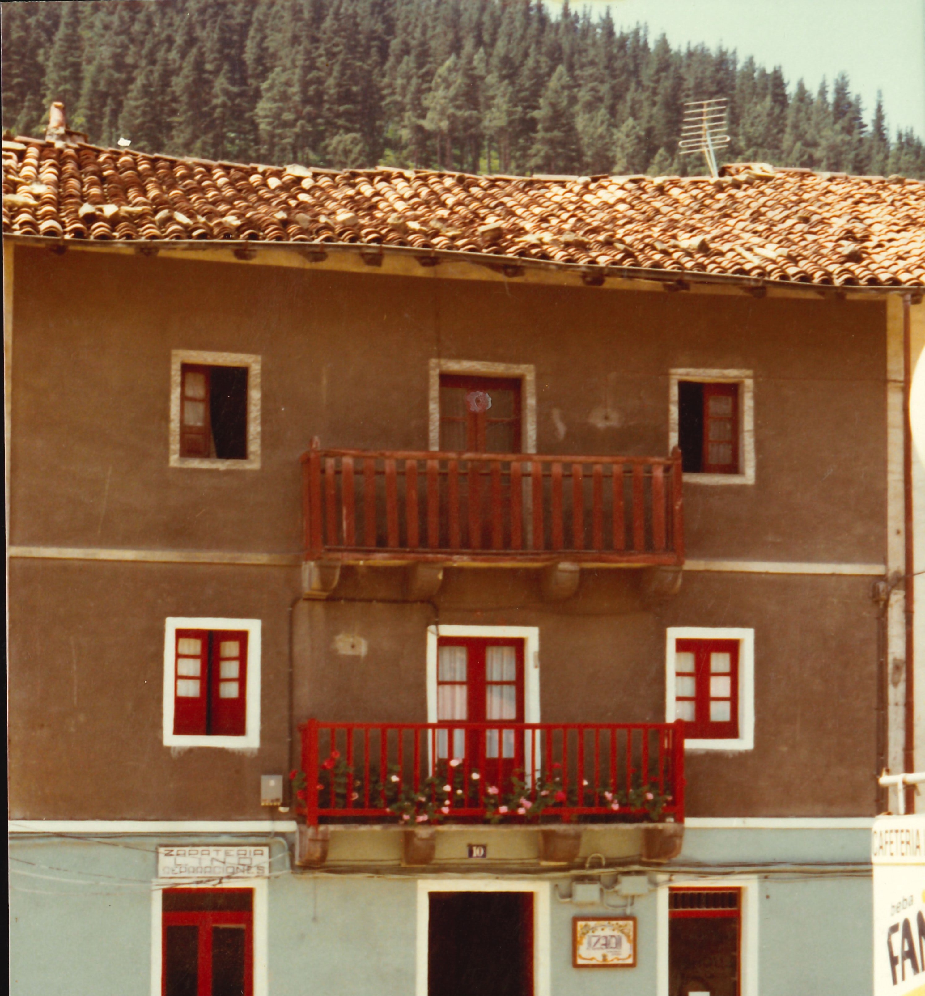 Torteroanekoa (etxea) Izelaieta 10. zk. Torteroanekoa (casa) en Izelaieta núm. 10. Torteroanekoa (etxea) Izelaieta 10. zk. Torteroanekoa (casa) en Izelaieta núm. 10.
