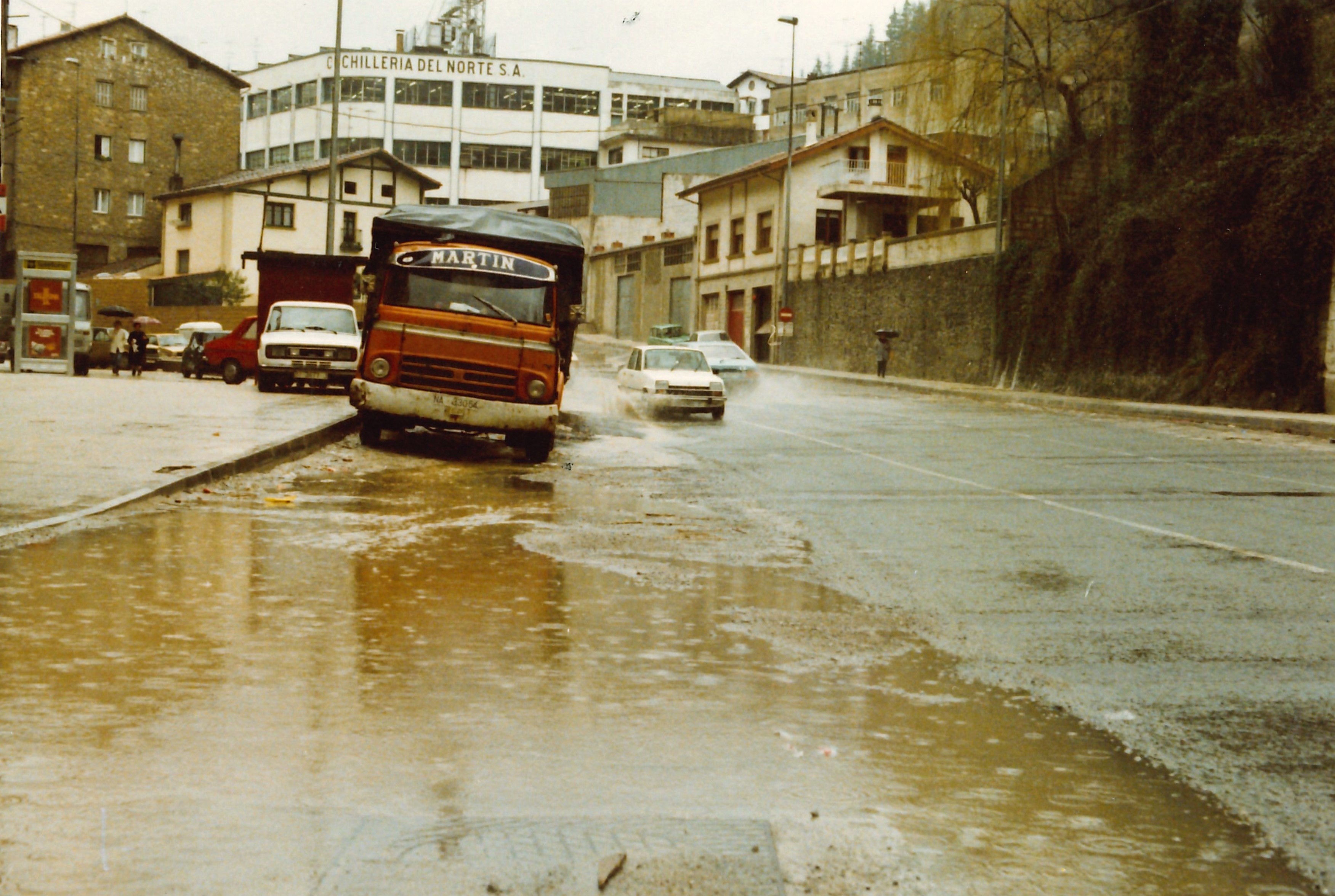 Uholdeak Ermuan 1983.urtean Gipuzkoa hiribidean. Inundaciones en Ermua en el año 1983, Avenida Gipuzkoa. Uholdeak Ermuan 1983.urtean Gipuzkoa hiribidean. Inundaciones en Ermua en el año 1983, Avenida Gipuzkoa.