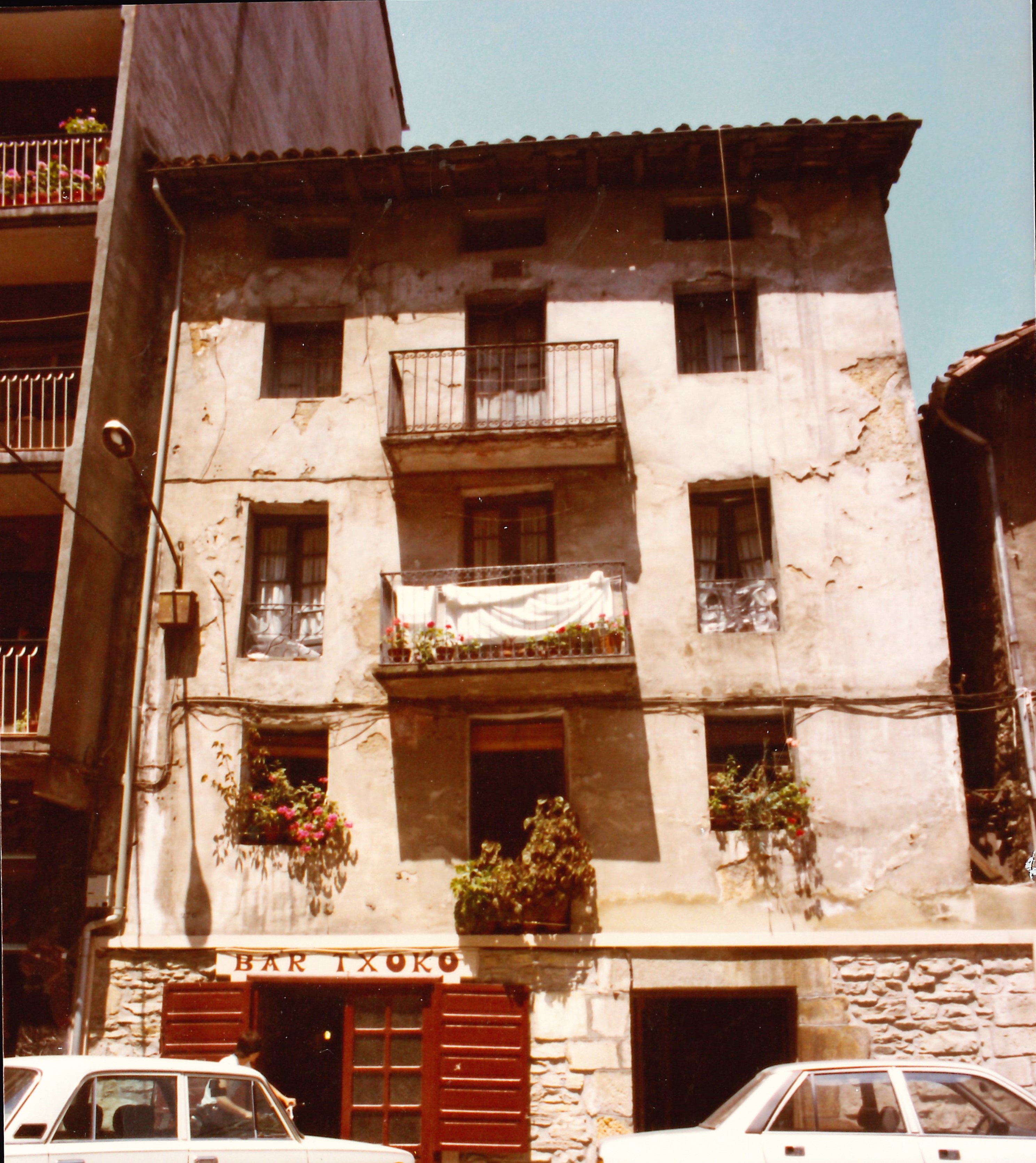 Viviendas en Erdikokale (antigua Artecalle). Etxebizitzak Erdikokale zeharbidean (antzinako Artekale). Viviendas en Erdikokale (antigua Artecalle). Etxebizitzak Erdikokale zeharbidean (antzinako Artekale).
