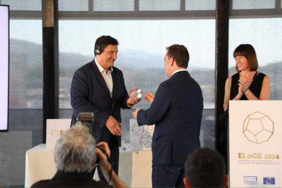 El alcalde Juan Carlos Abascal en la entrega del tercer Sello ELoGE | Juan Carlos Abascal alkatea hirugarren ELoGE zigiluaren ekitaldian