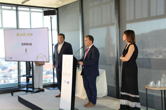 El alcalde Juan Carlos Abascal en la entrega del tercer Sello ELoGE | Juan Carlos Abascal alkatea hirugarren ELoGE zigiluaren ekitaldian