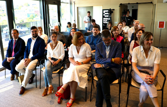 El alcalde Juan Carlos Abascal en la entrega del tercer Sello ELoGE | Juan Carlos Abascal alkatea hirugarren ELoGE zigiluaren ekitaldian