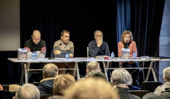 Aurkezpen ekitaldiko mahaian