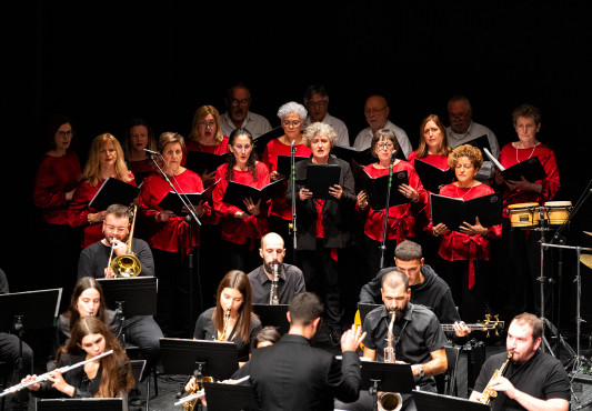 Integrantes de la banda y del coro en una interpretación conjunta