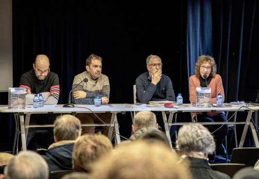 Aurkezpen ekitaldiko mahaian