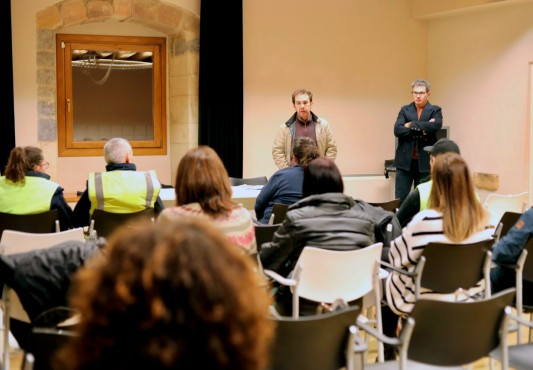 Elalcalde saluda a las personas contratadas