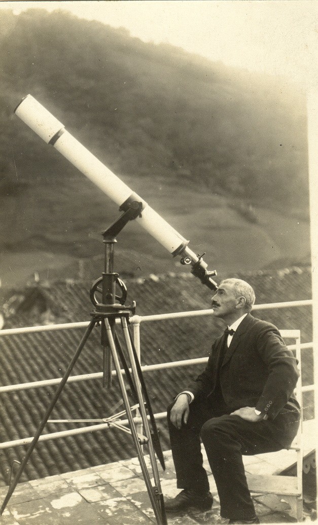 Francisco Izaguirre mirando por el telescopio en el exterior Francisco Izaguirre mirando por el telescopio en el exterior