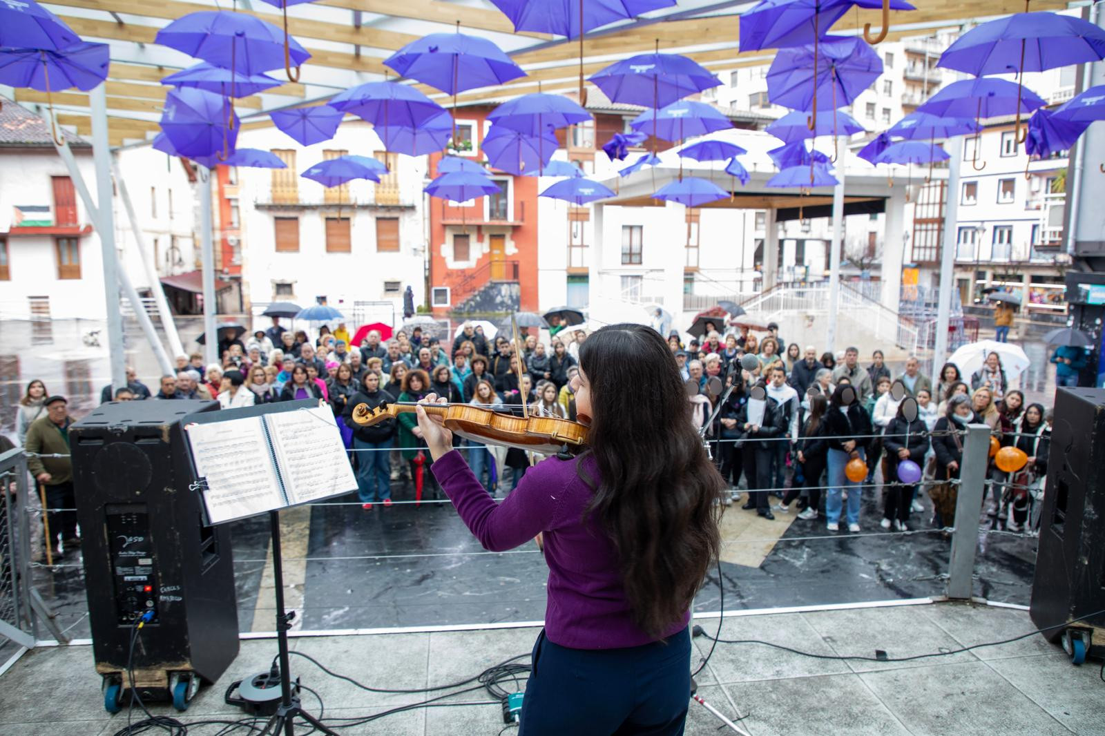Tatiana Hernandez biolinista Azaroaren 25eko kontzentrazioan | La violinista Tatiana Hernández en la concentración del 25 de noviembre