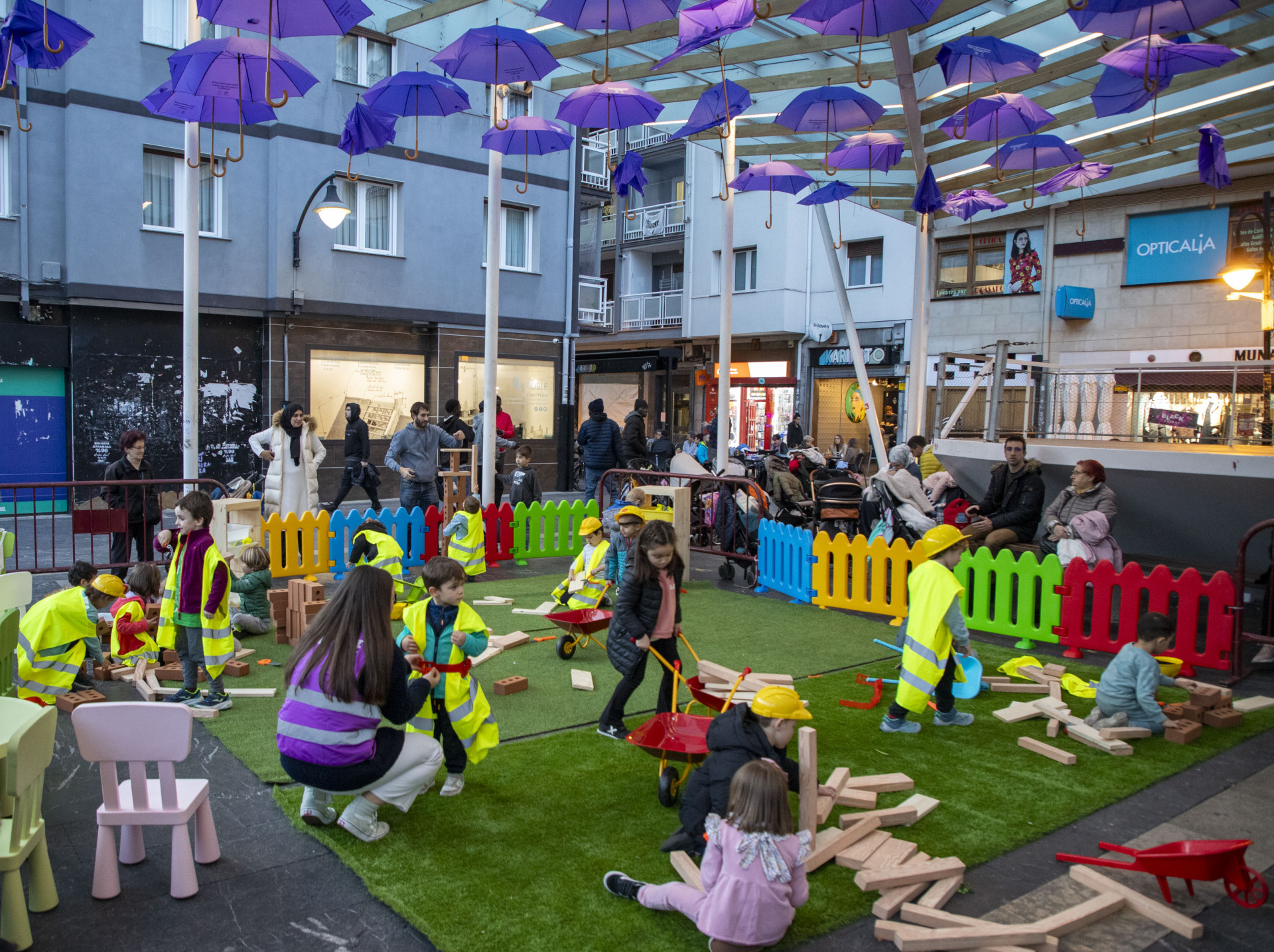 Haur taldea Nire neurrira eraikiz tailer koloretsuan parte hartzen | Niños y niñas participando en el colorido taller Construyendo a mi medida