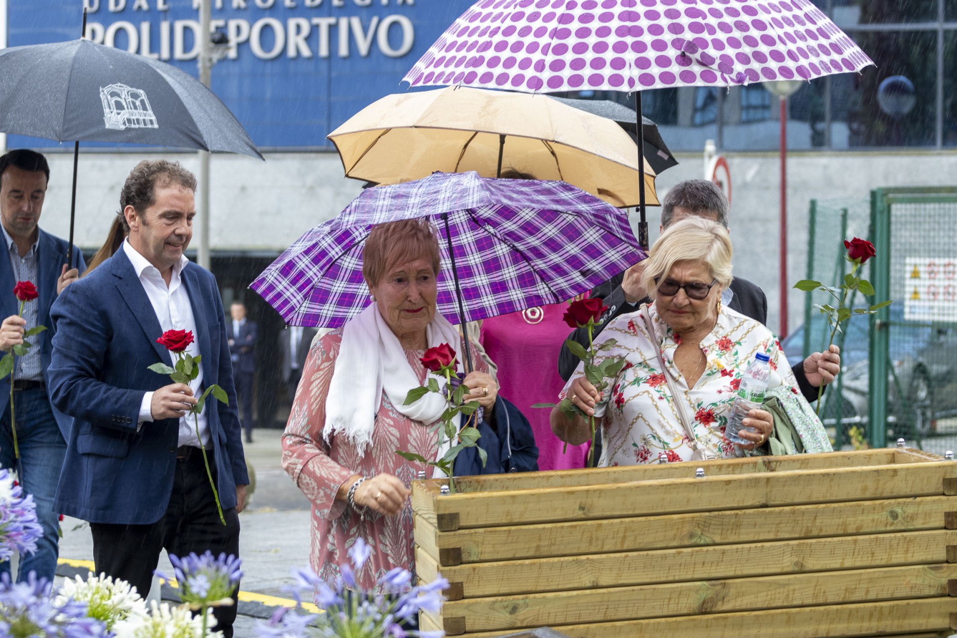 Ofrenda floral en el homenaje a las víctimas del terrorismo 2024 | Lore eskaintza terrorismoaren biktimei omenaldian 2024
