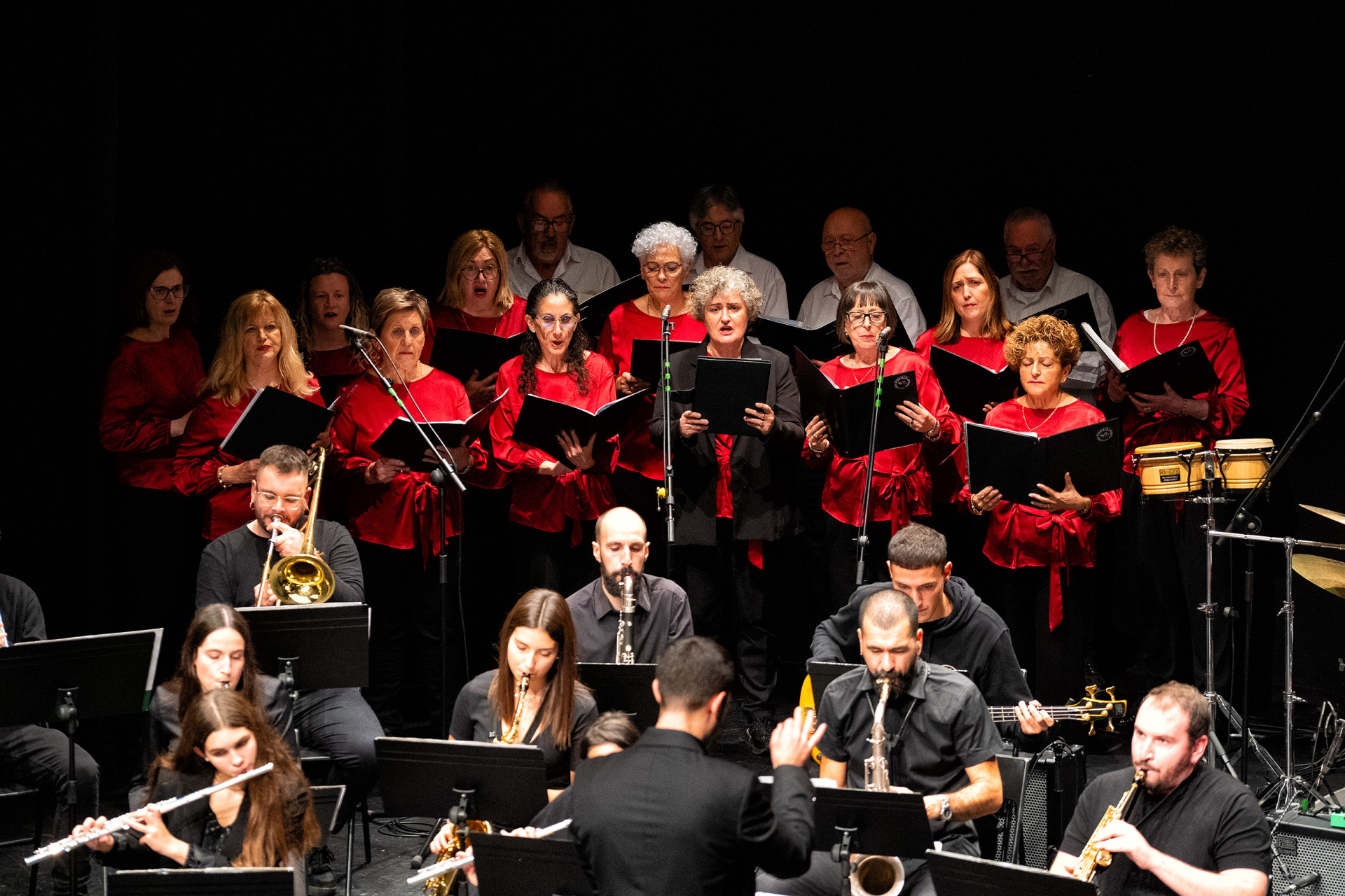 Integrantes de la banda y del coro en una interpretación conjunta