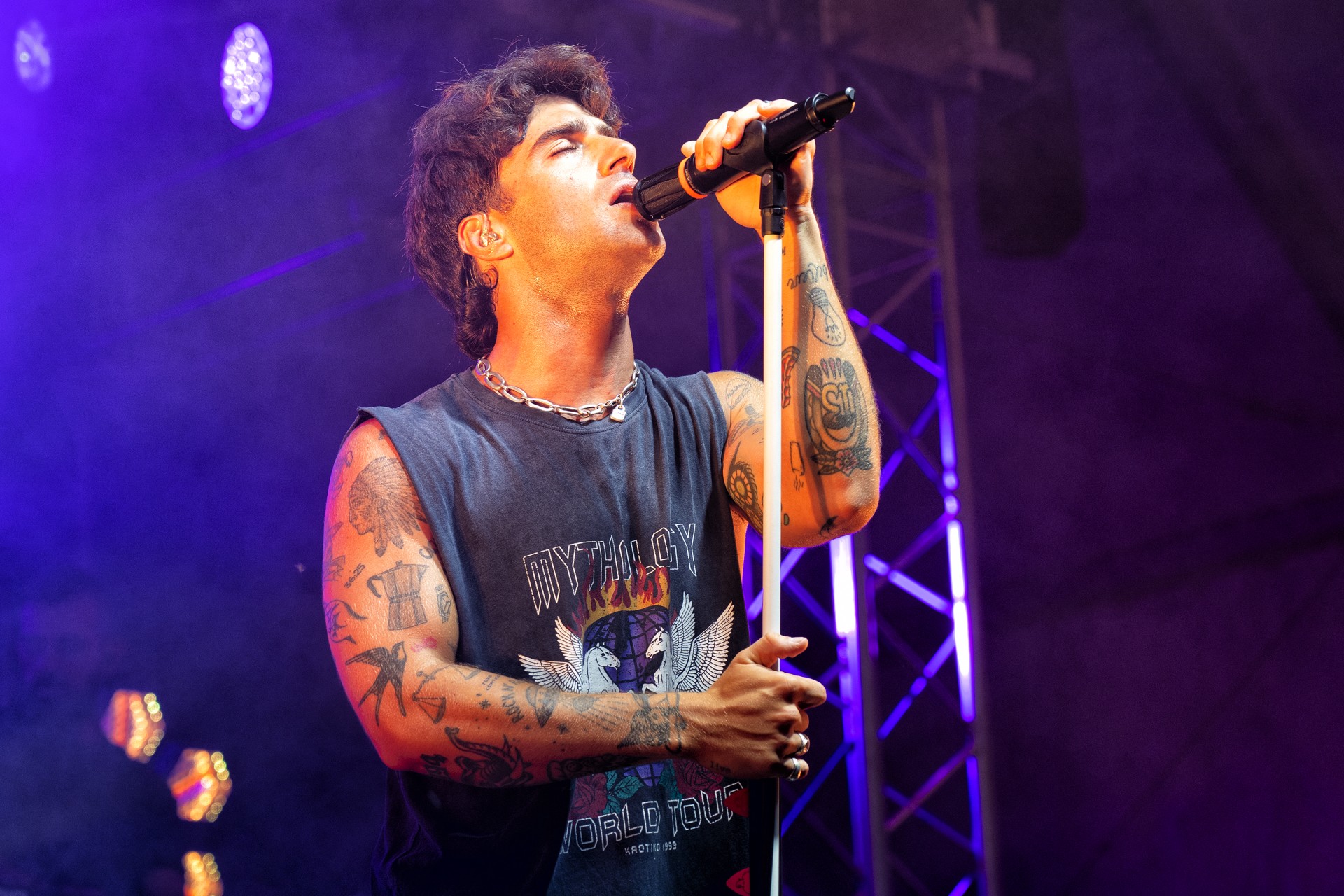El cantante con una camiseta sin mangas