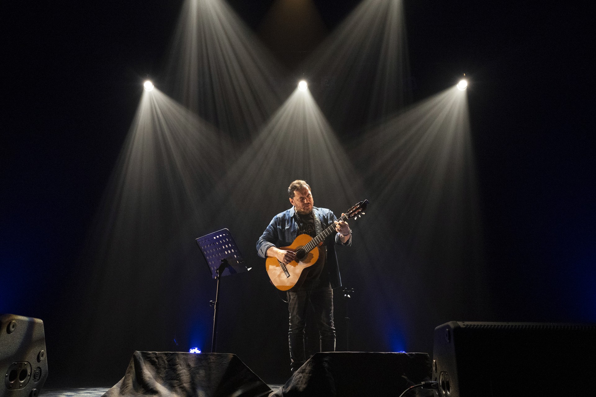 Ismael Serrano en el centro